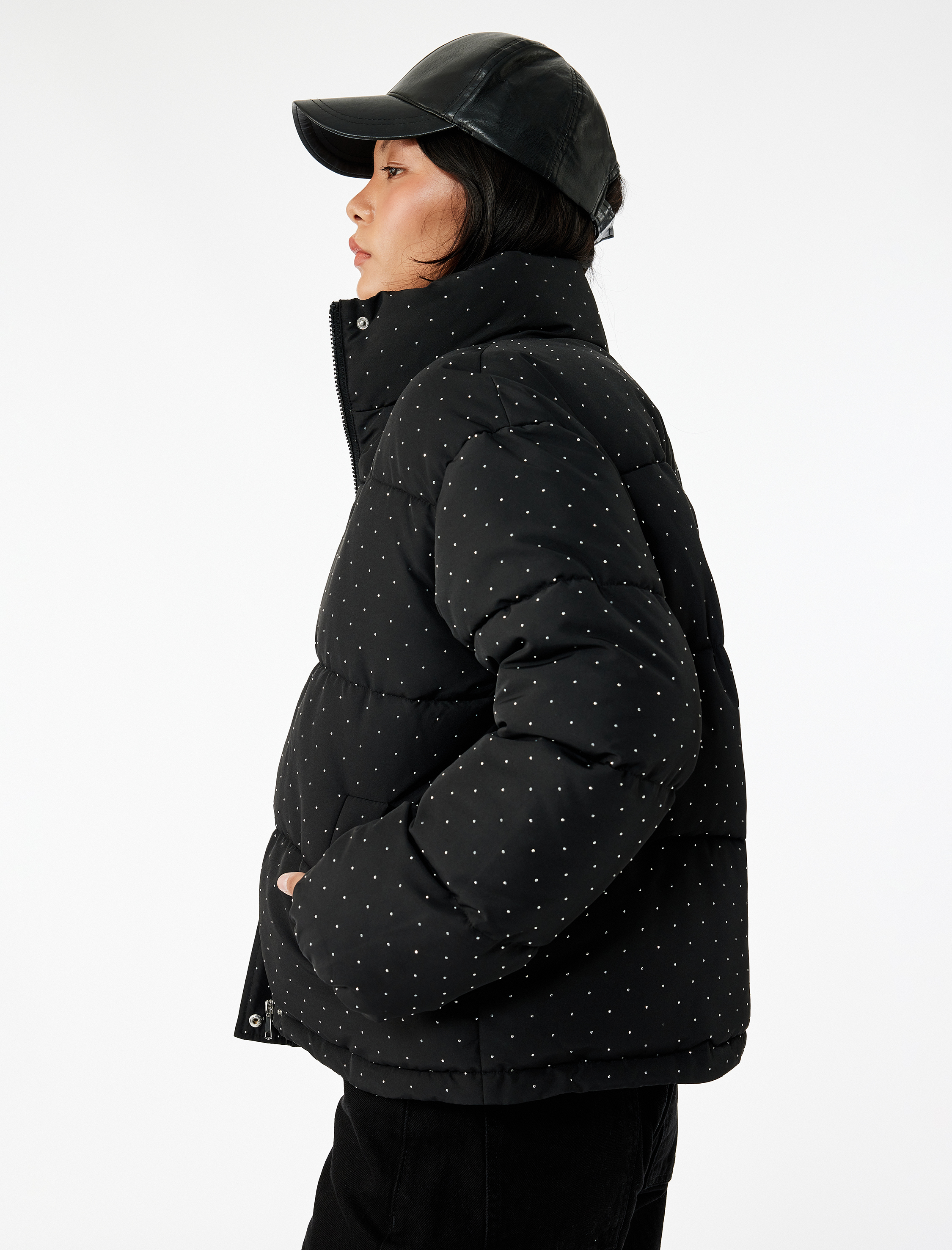 Dik Yaka Fermuarlı Cep Detaylı Taşlı Şişme Mont