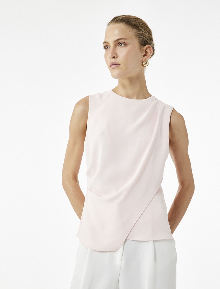  Krep Kumaş Bisiklet Yaka Yırtmaç Detaylı Kolsuz Asimetrik Bluz