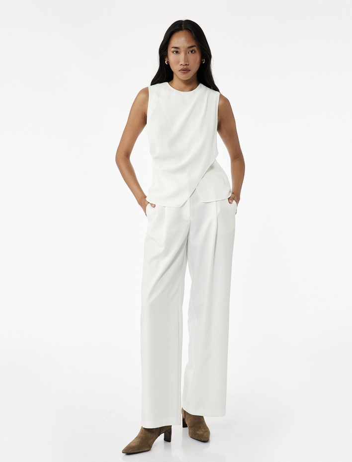  Krep Kumaş Bisiklet Yaka Yırtmaç Detaylı Kolsuz Asimetrik Bluz