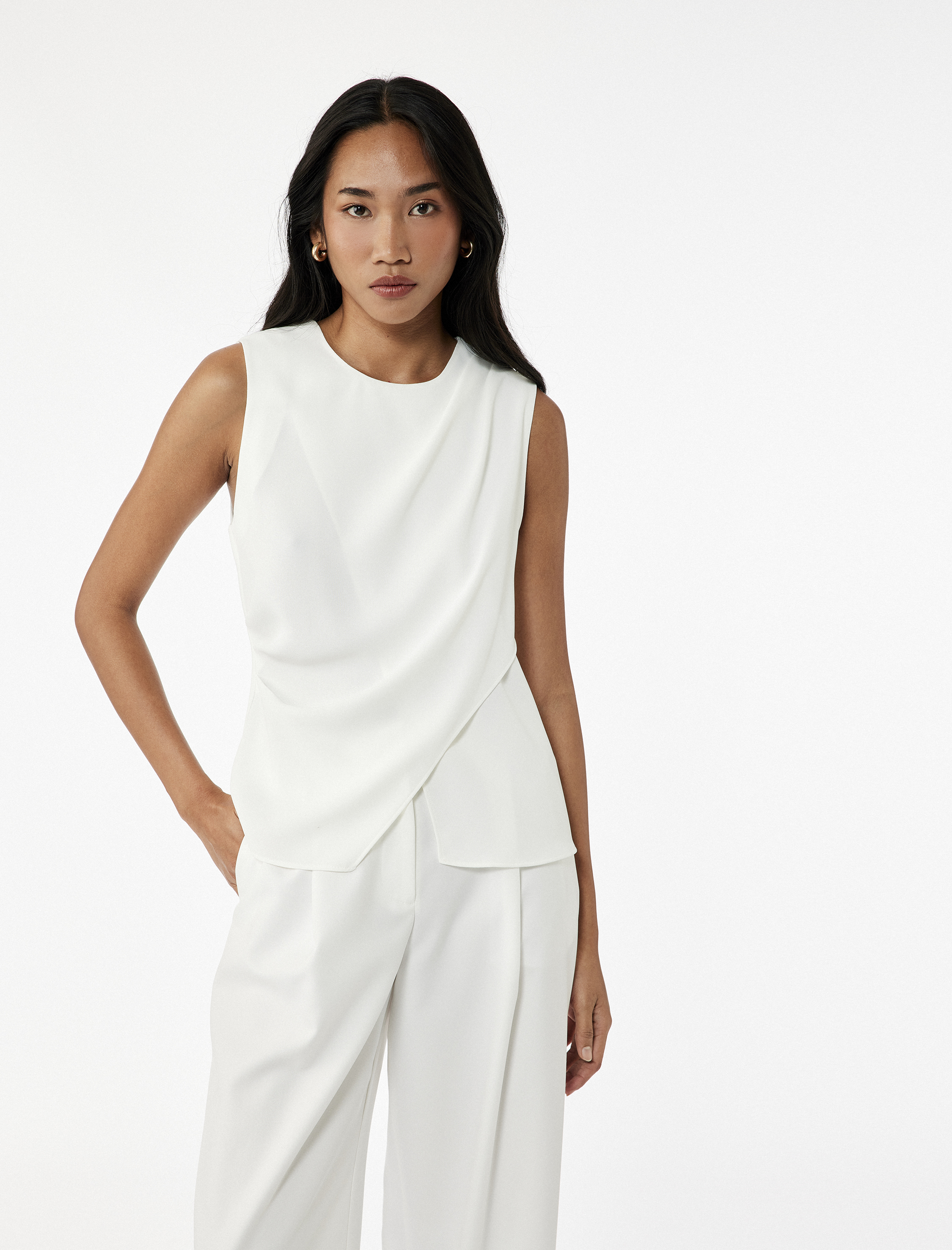   Krep Kumaş Bisiklet Yaka Yırtmaç Detaylı Kolsuz Asimetrik Bluz