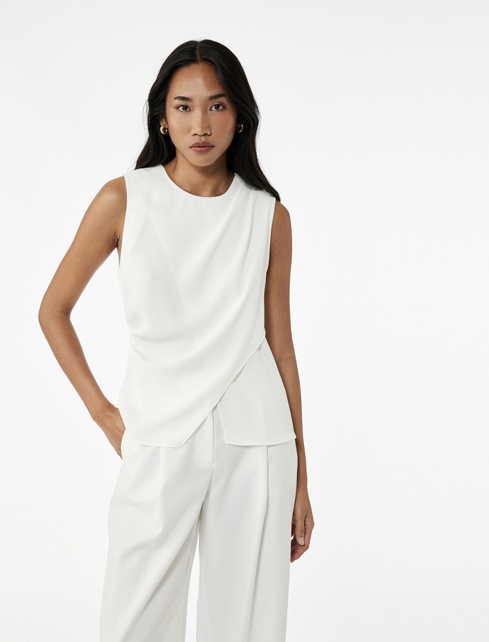  Krep Kumaş Bisiklet Yaka Yırtmaç Detaylı Kolsuz Asimetrik Bluz