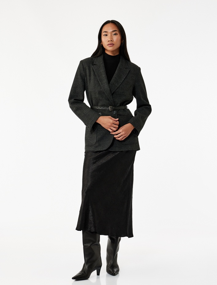  Slim Fit Balık Kesim Dokulu Midi Saten Etek