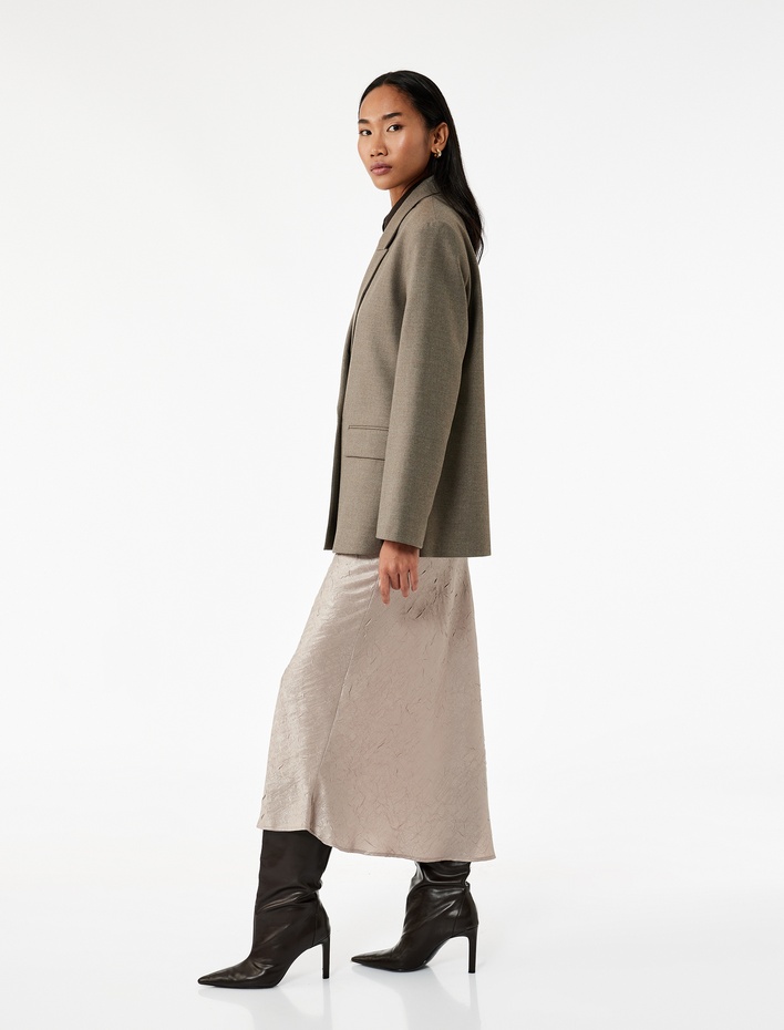  Slim Fit Balık Kesim Dokulu Midi Saten Etek
