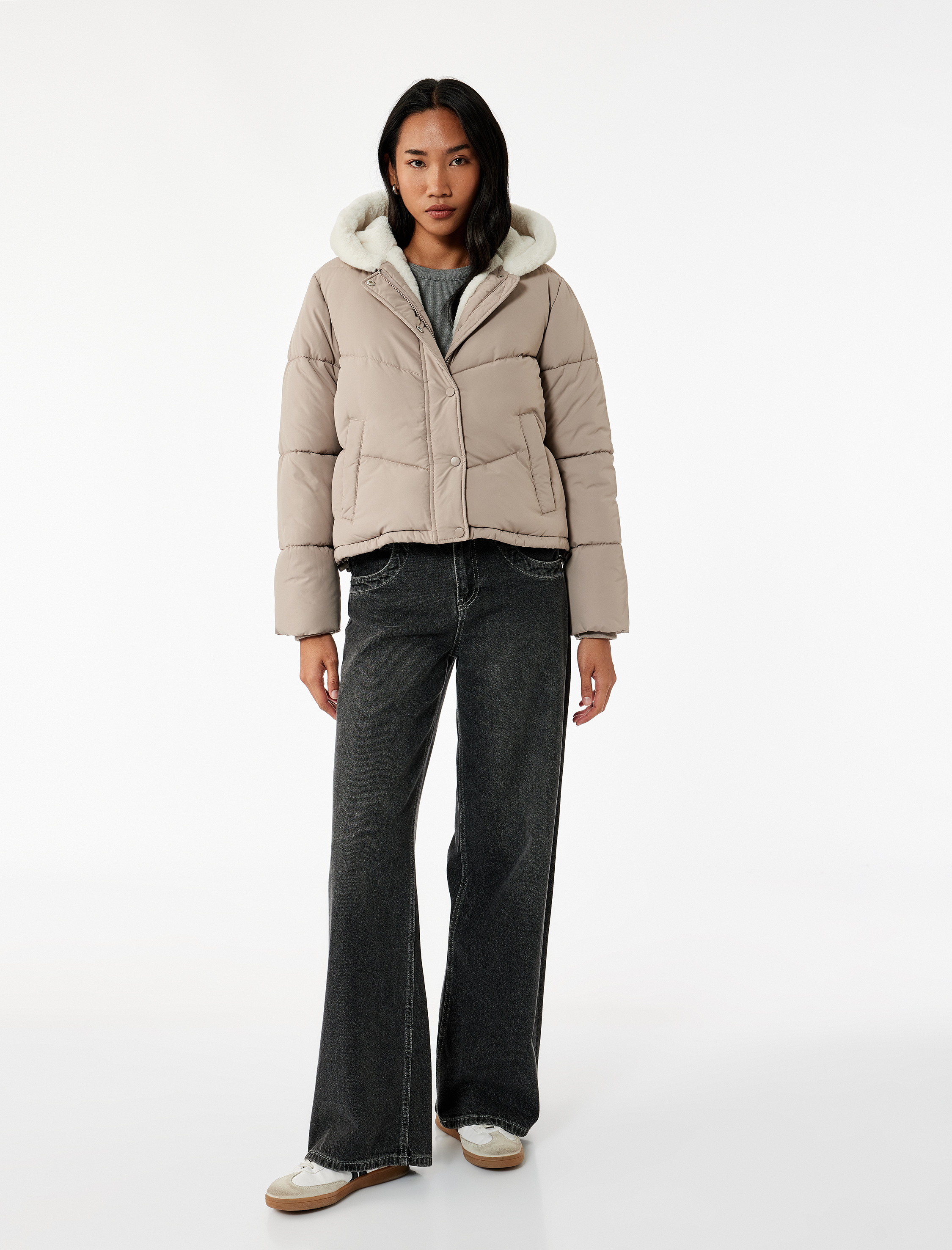   Uzun Kollu Cepli Düğmeli Su İtici Kapüşonlu İçi Suni Kürklü Kısa Şişme Mont