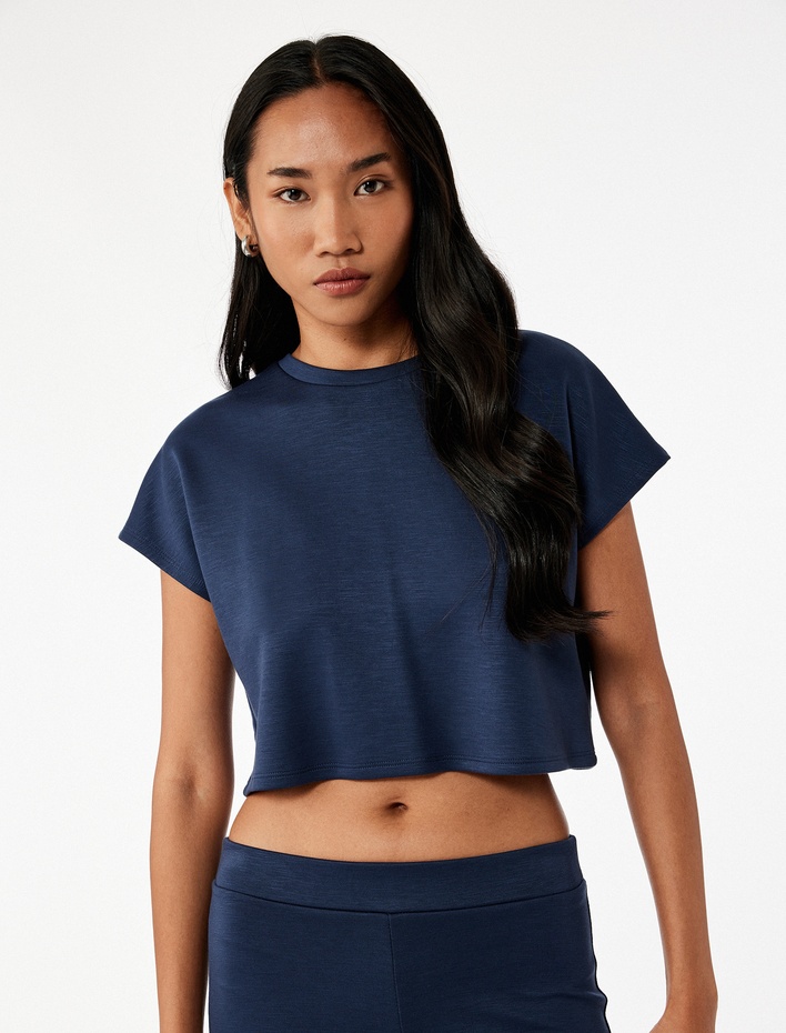  Slim Fit Bisiklet Yaka Kolsuz Basic Tişört