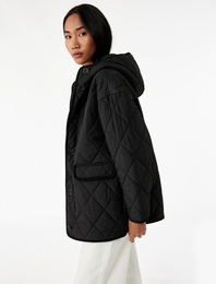 Uzun Kollu Düğmeli Cepli Kapüşonlu Kapitone Mont