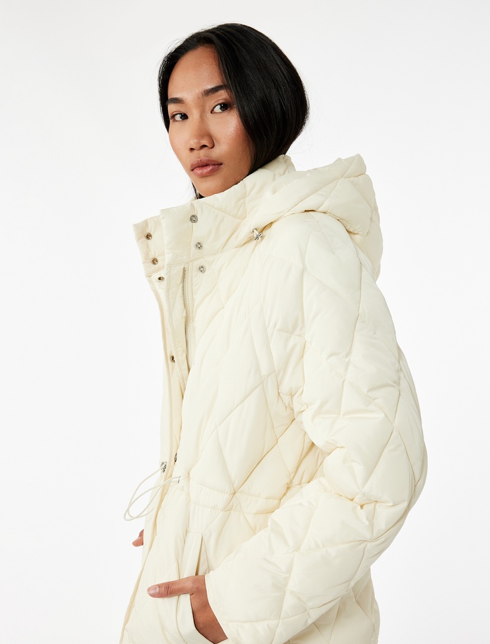  Beli Bağcıklı Uzun Kollu Cepli Su İtici Kapüşonlu Kapitone Şişme Mont