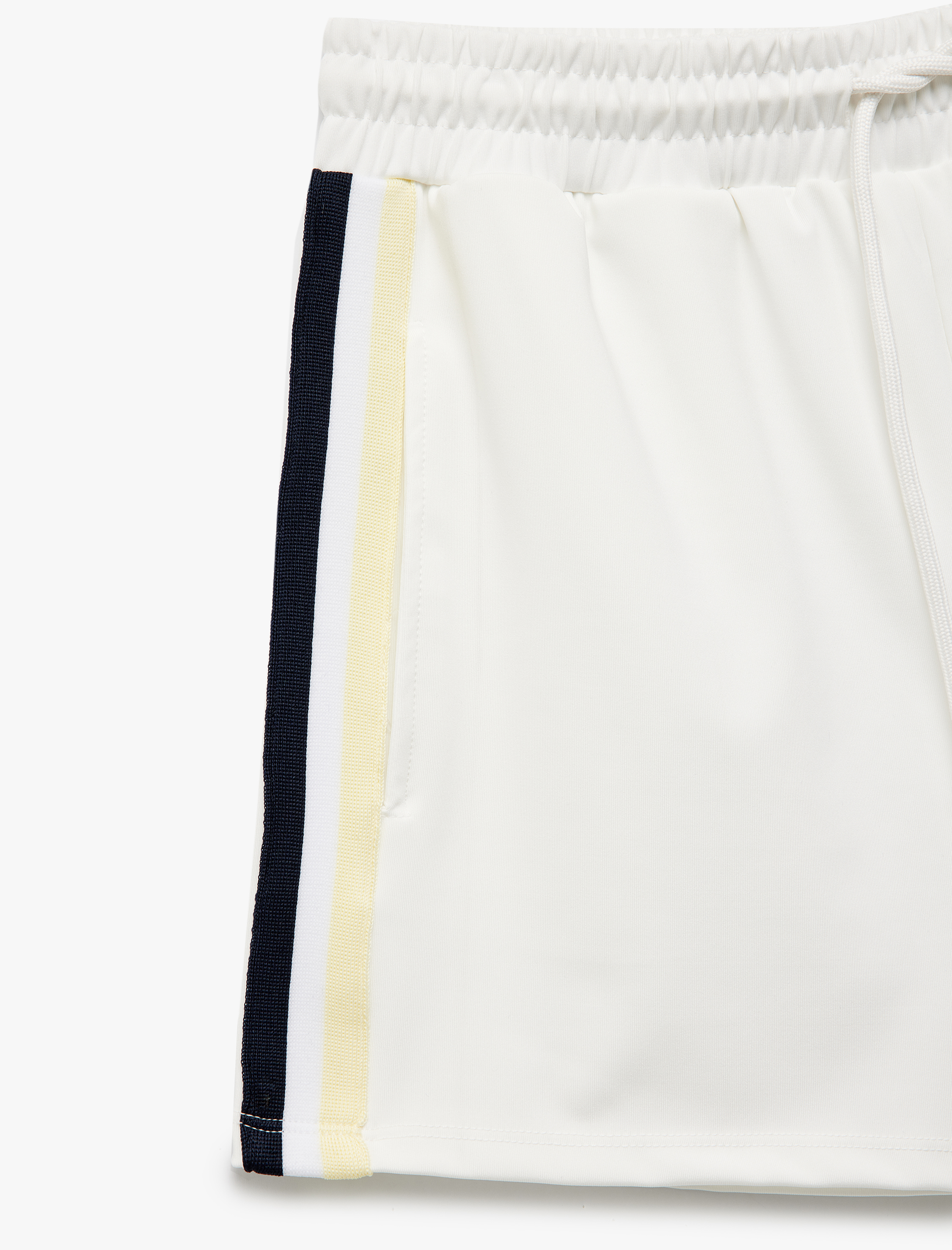   Şerit Detaylı Rahat Kesim Beli Bağcıklı Cep Detaylı Spor Şort