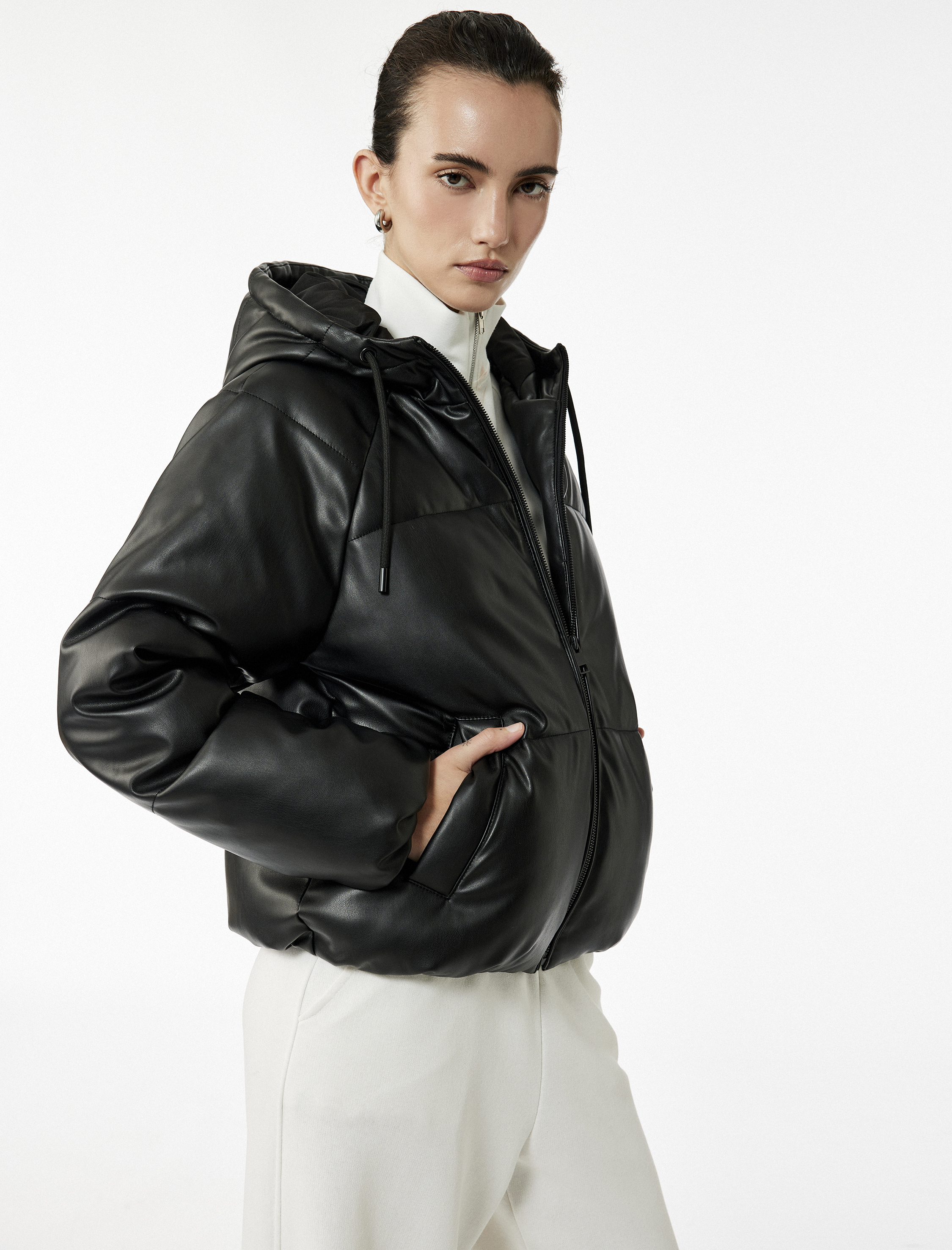   Fermuarlı Uzun Kollu Cepli Kapüşonlu Crop Suni Deri Şişme Mont