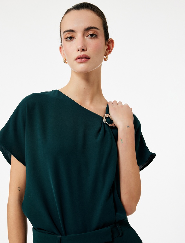  Krep Kumaş Kısa Karpuz Kol Aksesuar Detaylı Asimetrik Yaka Bluz