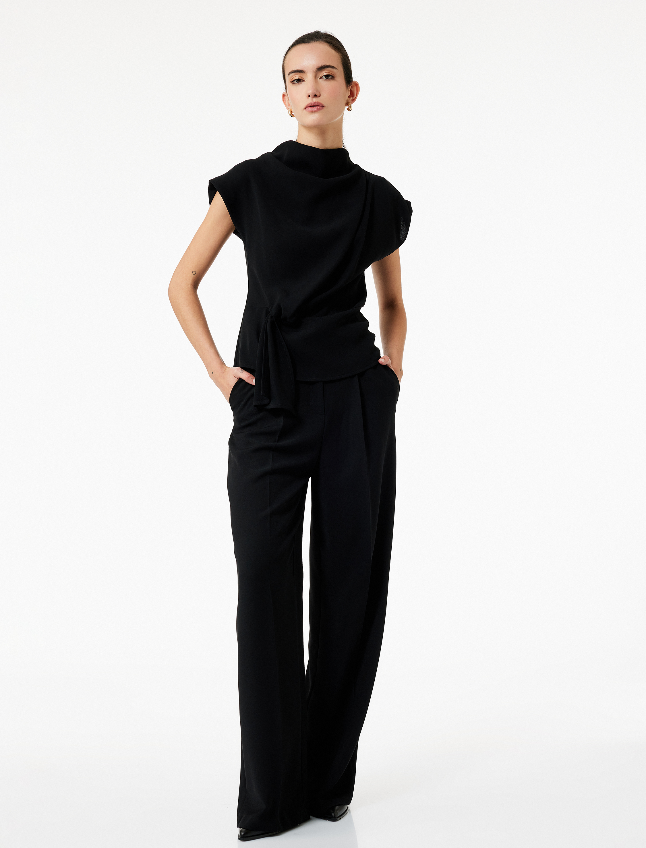   Krep Kumaş Kap Kollu Dik Yaka Düğüm Detaylı Bluz