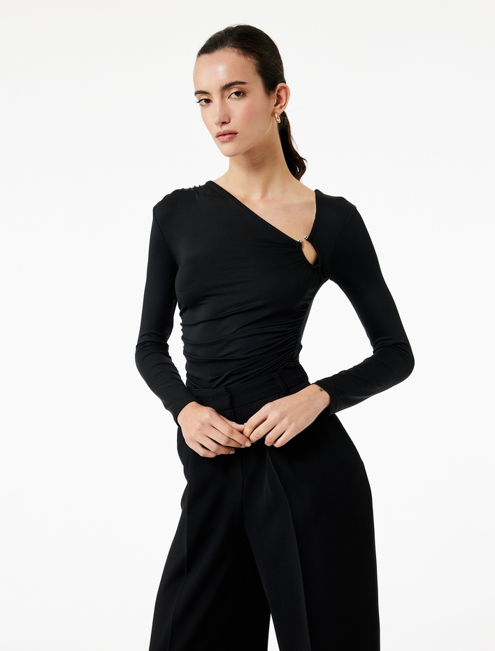  Slim Fit Uzun Kollu Aksesuar Detaylı Asimetrik Yaka Drapeli Tişört