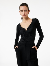 Slim Fit Uzun Kollu V Yaka Metal Aksesuarlı Drapeli Tişört