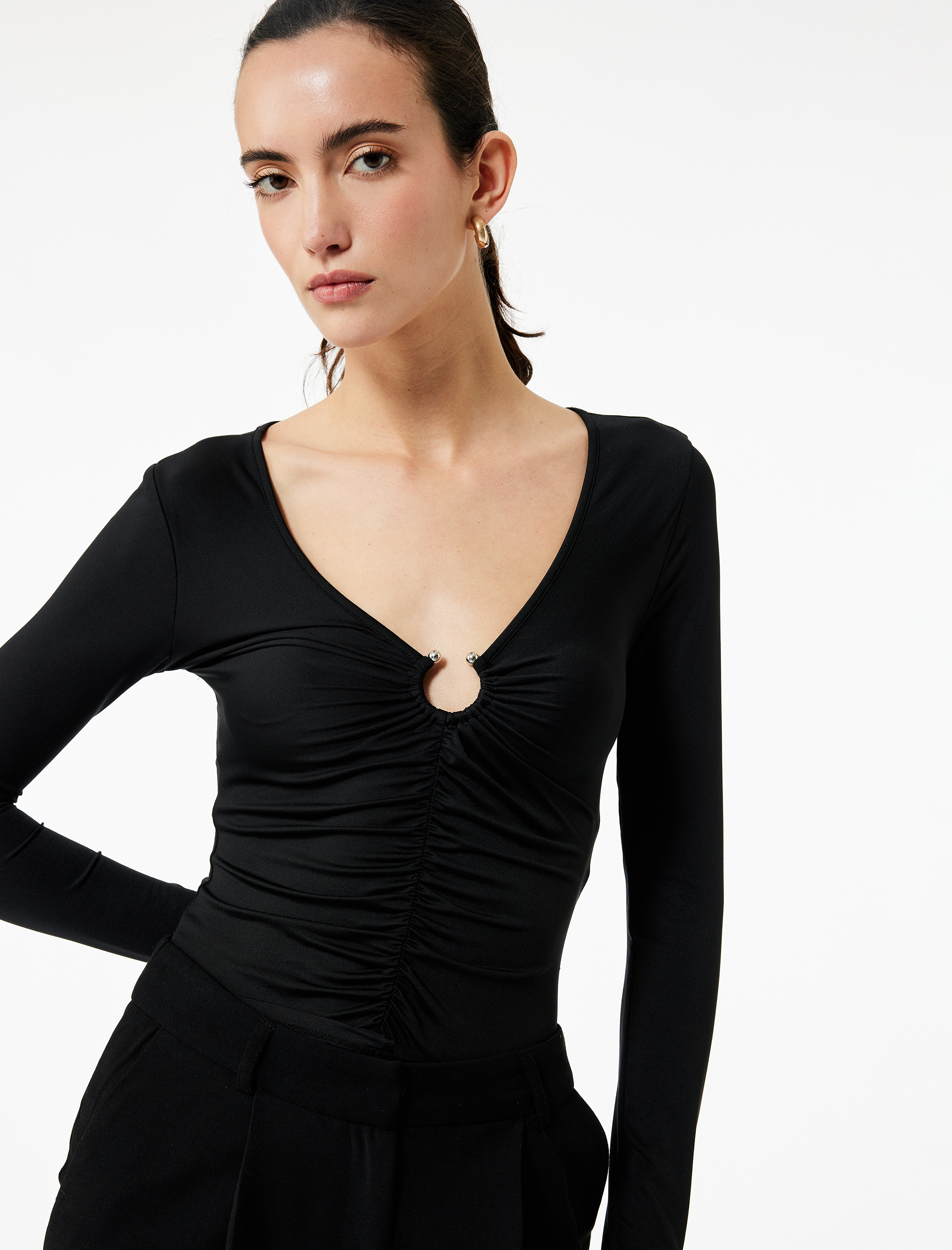   Slim Fit Uzun Kollu V Yaka Metal Aksesuarlı Drapeli Tişört