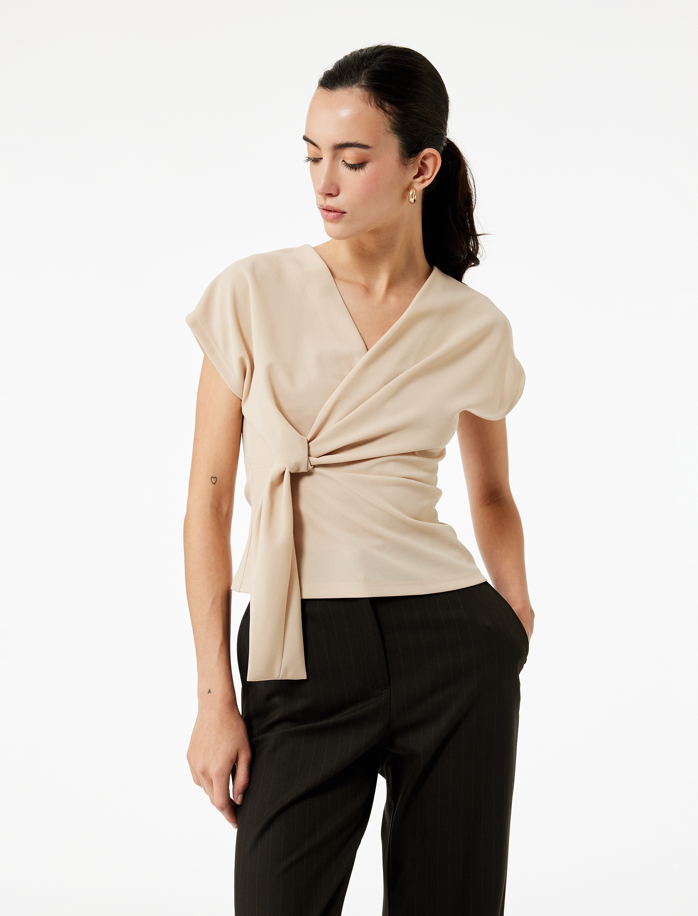   Krep Kumaş Kruvaze Düğüm Detaylı Kolsuz Bluz