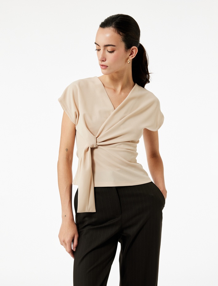  Krep Kumaş Kruvaze Düğüm Detaylı Kolsuz Bluz