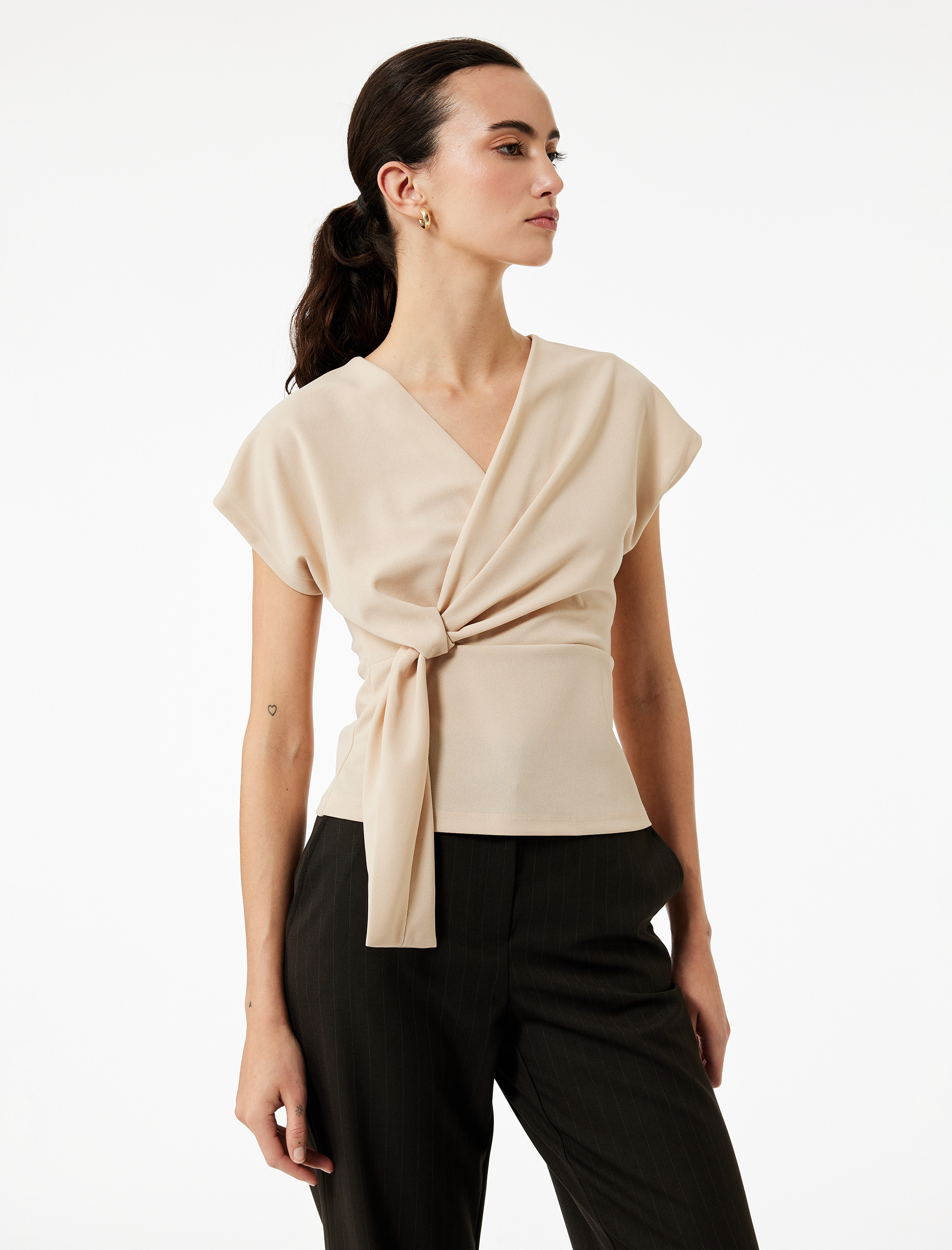   Krep Kumaş Kruvaze Düğüm Detaylı Kolsuz Bluz