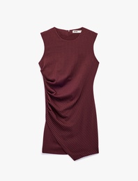 Drape Detaylı Asimetrik Kesim Kolsuz Bisiklet Yaka Mini Elbise