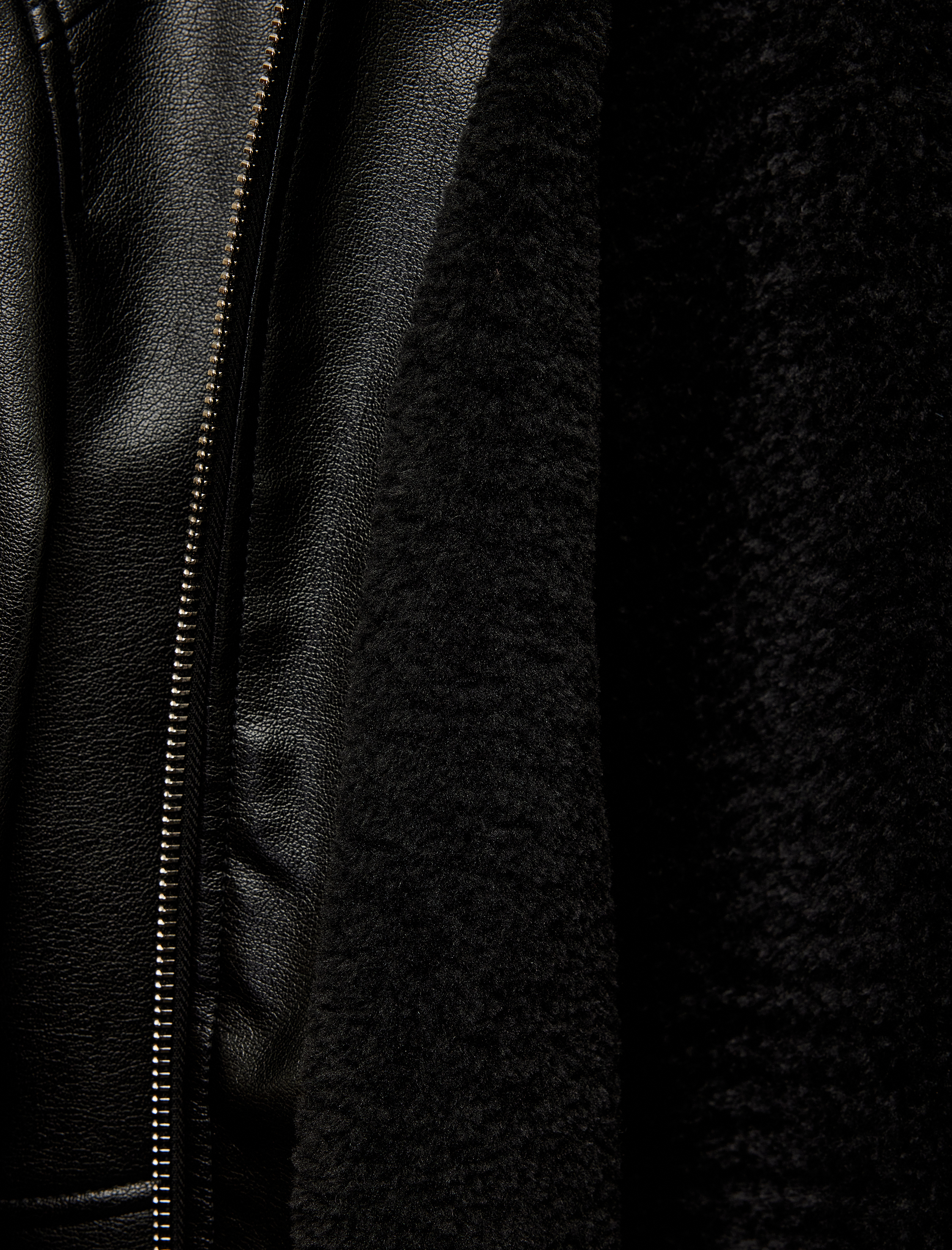 Uzun Kollu Cep Detaylı Slim Fit Fermuarlı Peluş Yaka Kışlık Suni Deri Ceket