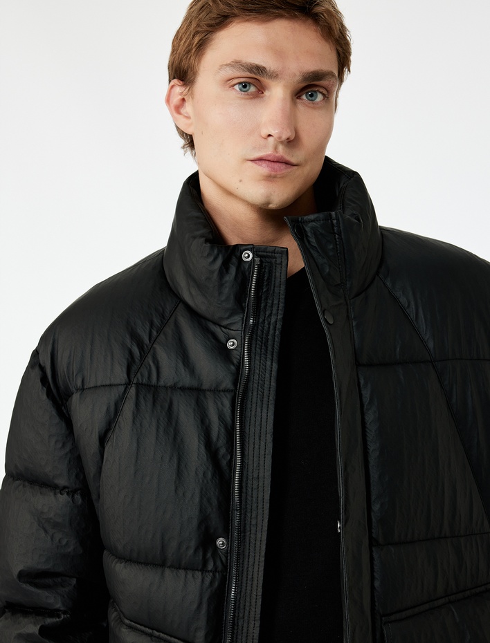  Regular Fit Kapaklı Cep Detaylı Fermuarlı Uzun Kollu Dik Yaka Kışlık Şişme Mont