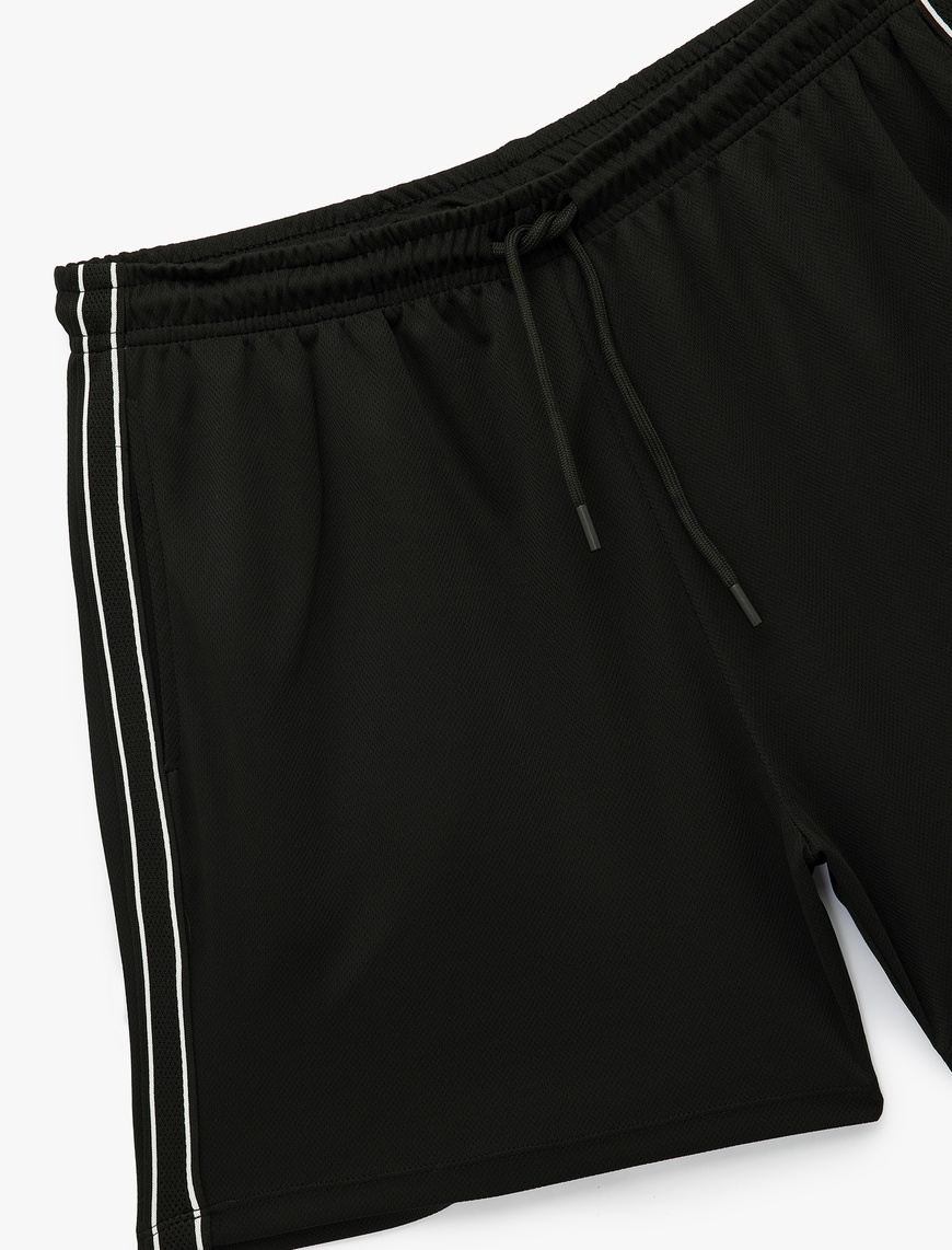   Beli Bağlamalı Cepli Yanları Şerit Detaylı Kısa Spor Şort