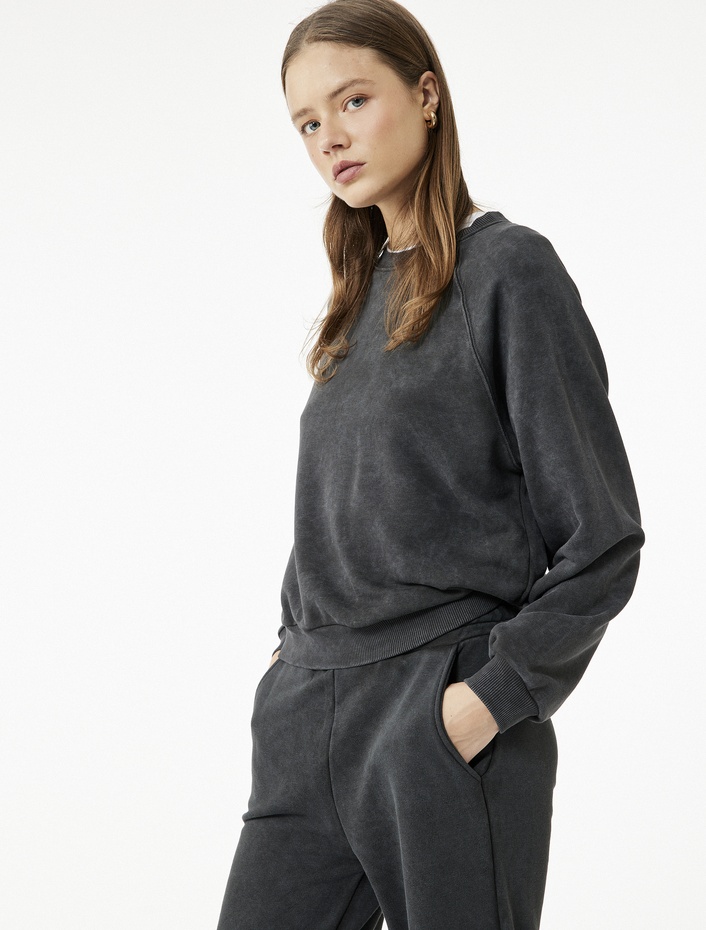  Uzun Kollu Bisiklet Yaka Yıkamalı Şardonlu Sweatshirt