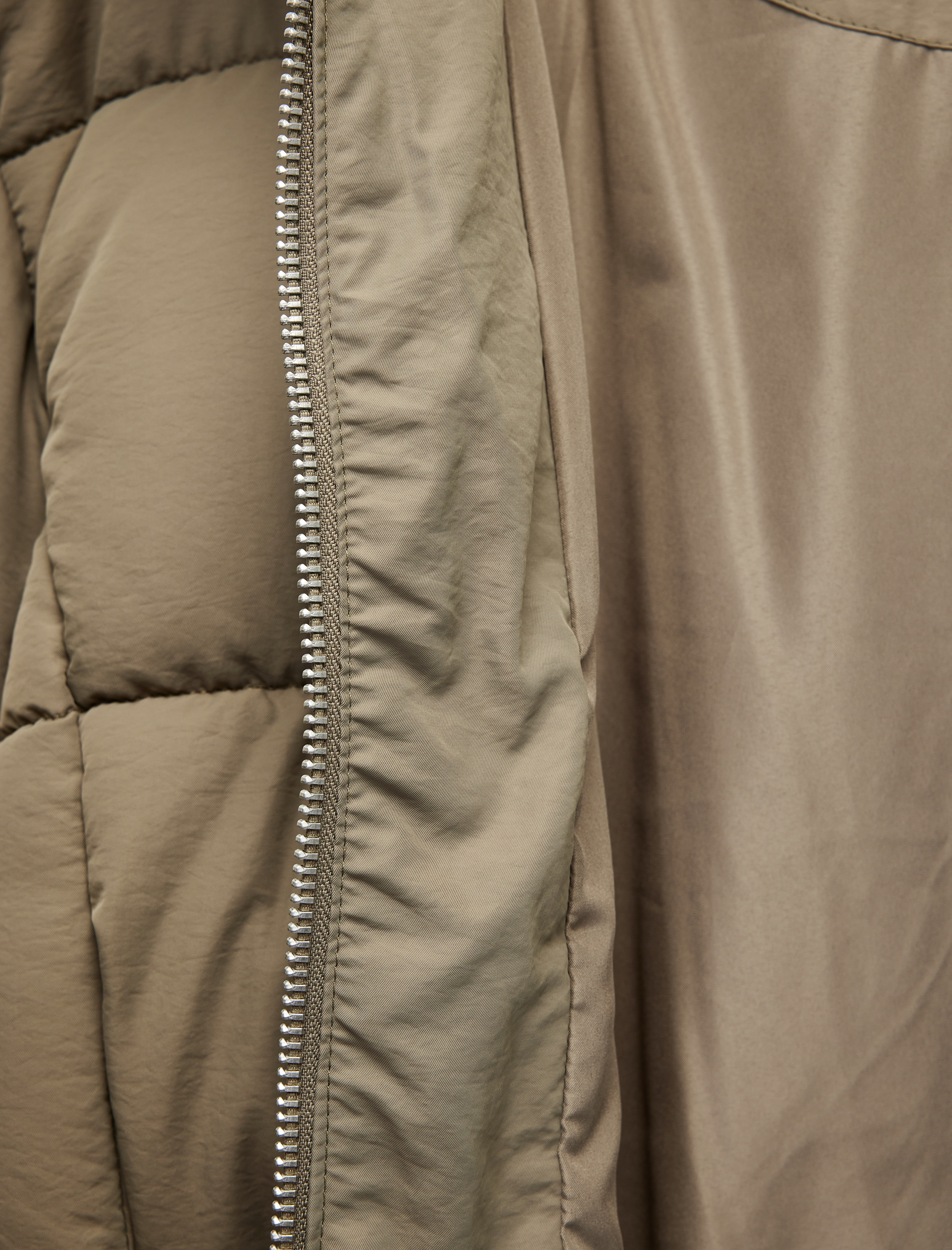   Rahat Kalıp Fermuarlı Kapüşonlu Kapitoneli Dik Yaka Şişme Mont