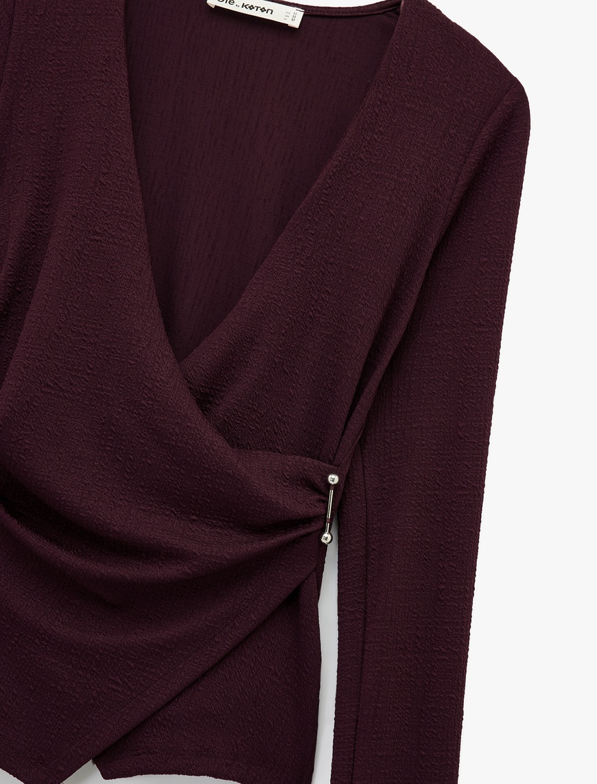   Metal Aksesuarlı Uzun Kollu Slim Fit Bürümcük Kruvaze Yaka Bluz
