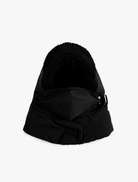 Çıtçıt Düğmeli Peluş Detaylı Kar Şapkası