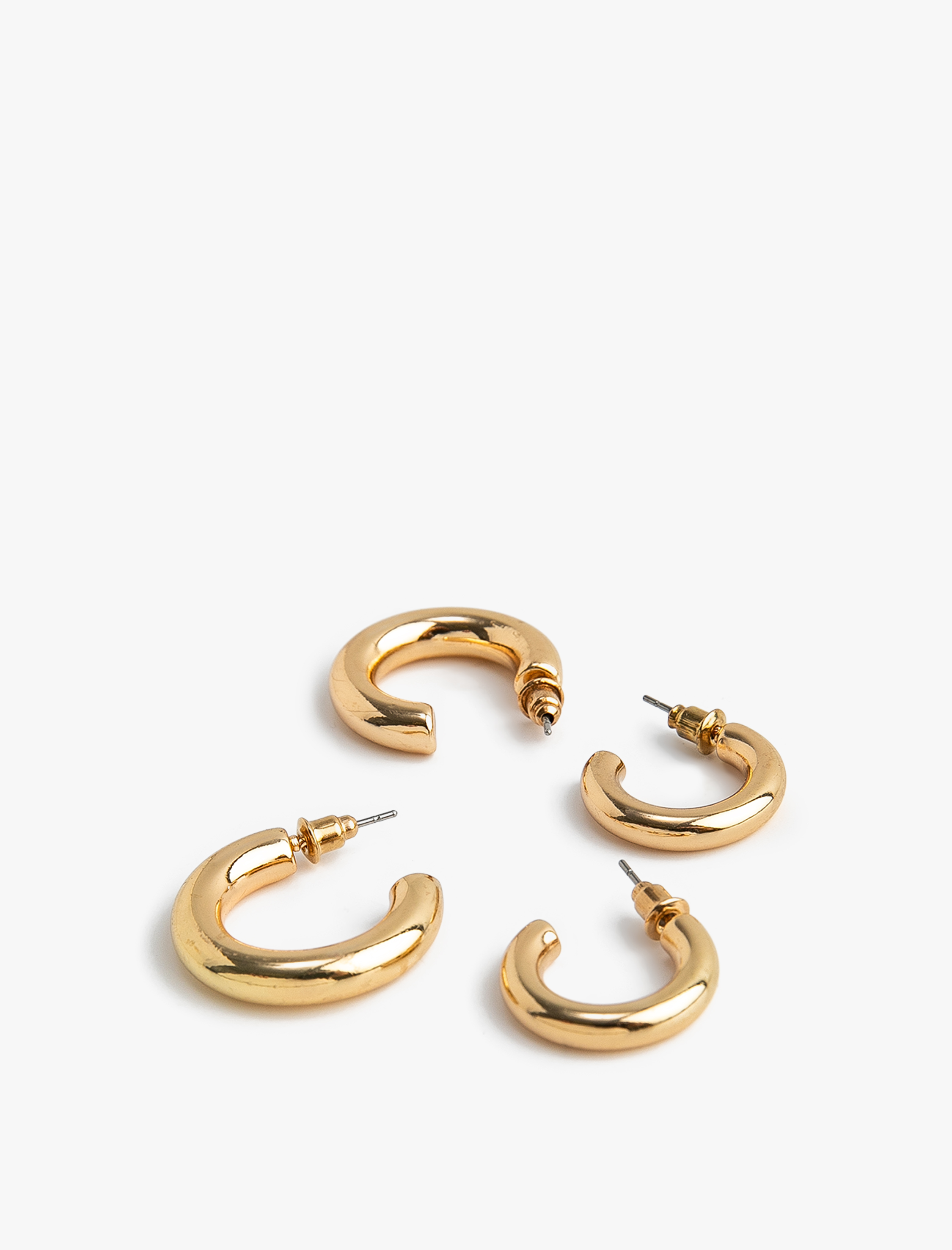  Kadın 2'li Çelik Küpe Seti