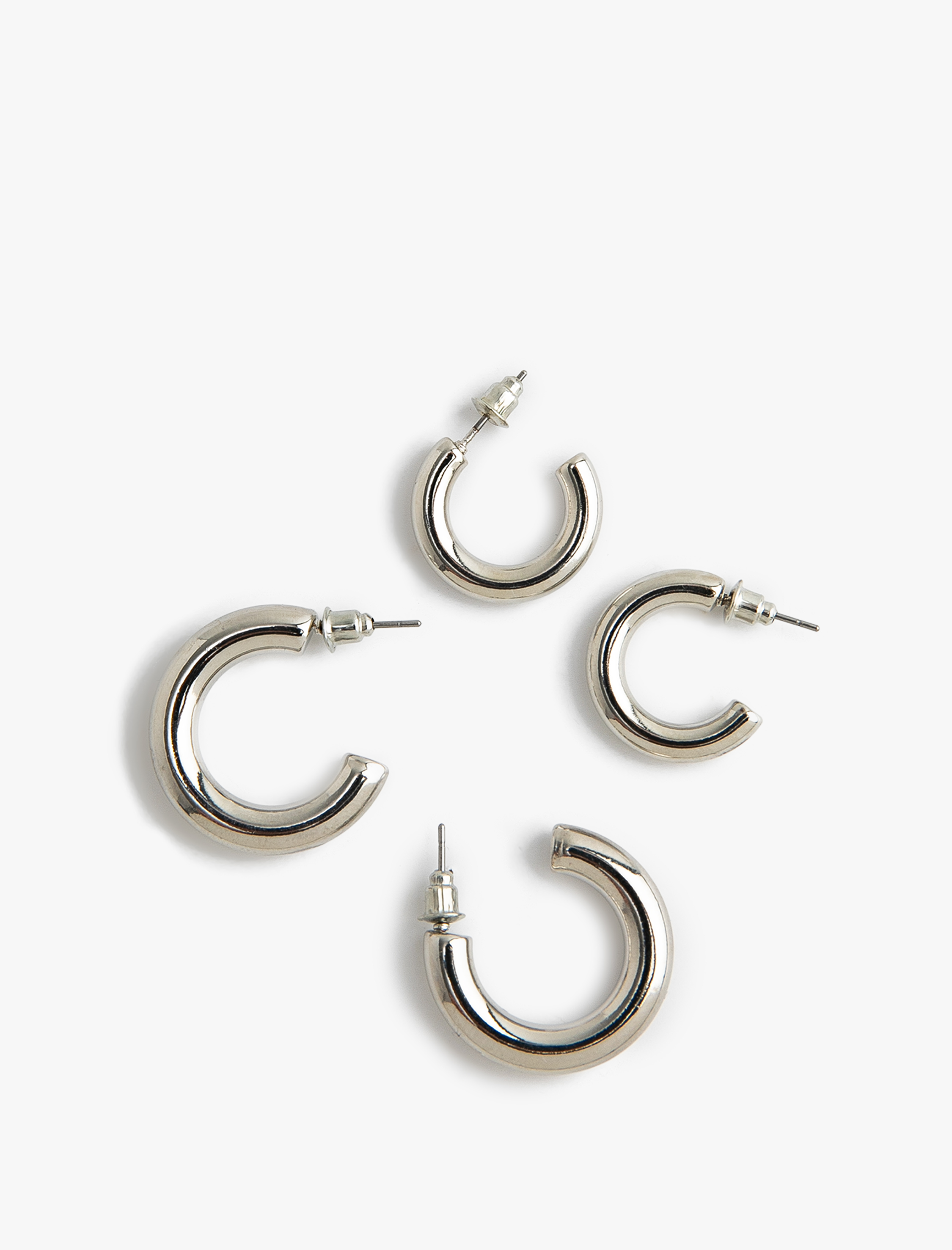  Kadın 2'li Çelik Küpe Seti