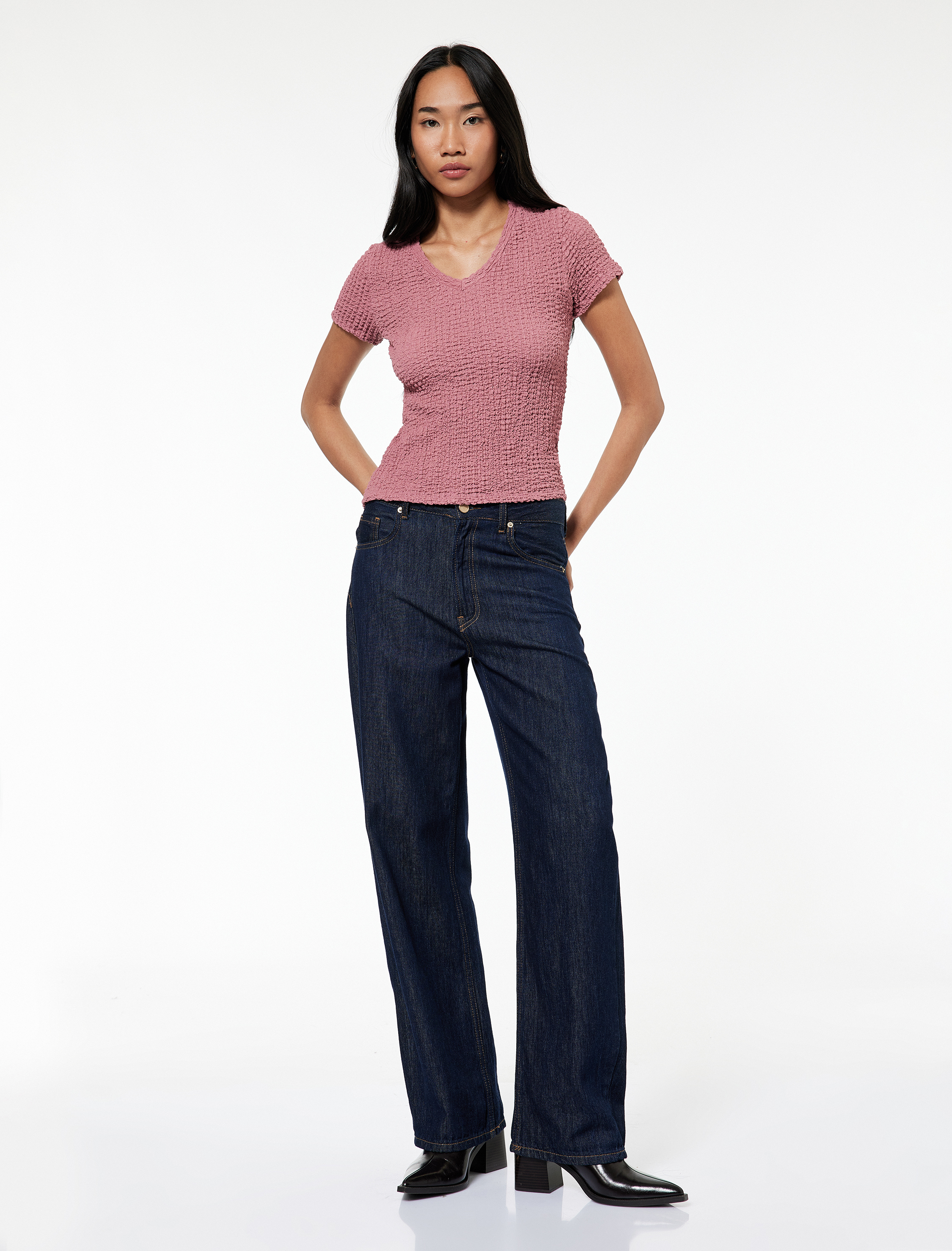   Bürümcük Kumaş Dokulu V Yaka Kısa Kollu Tişört