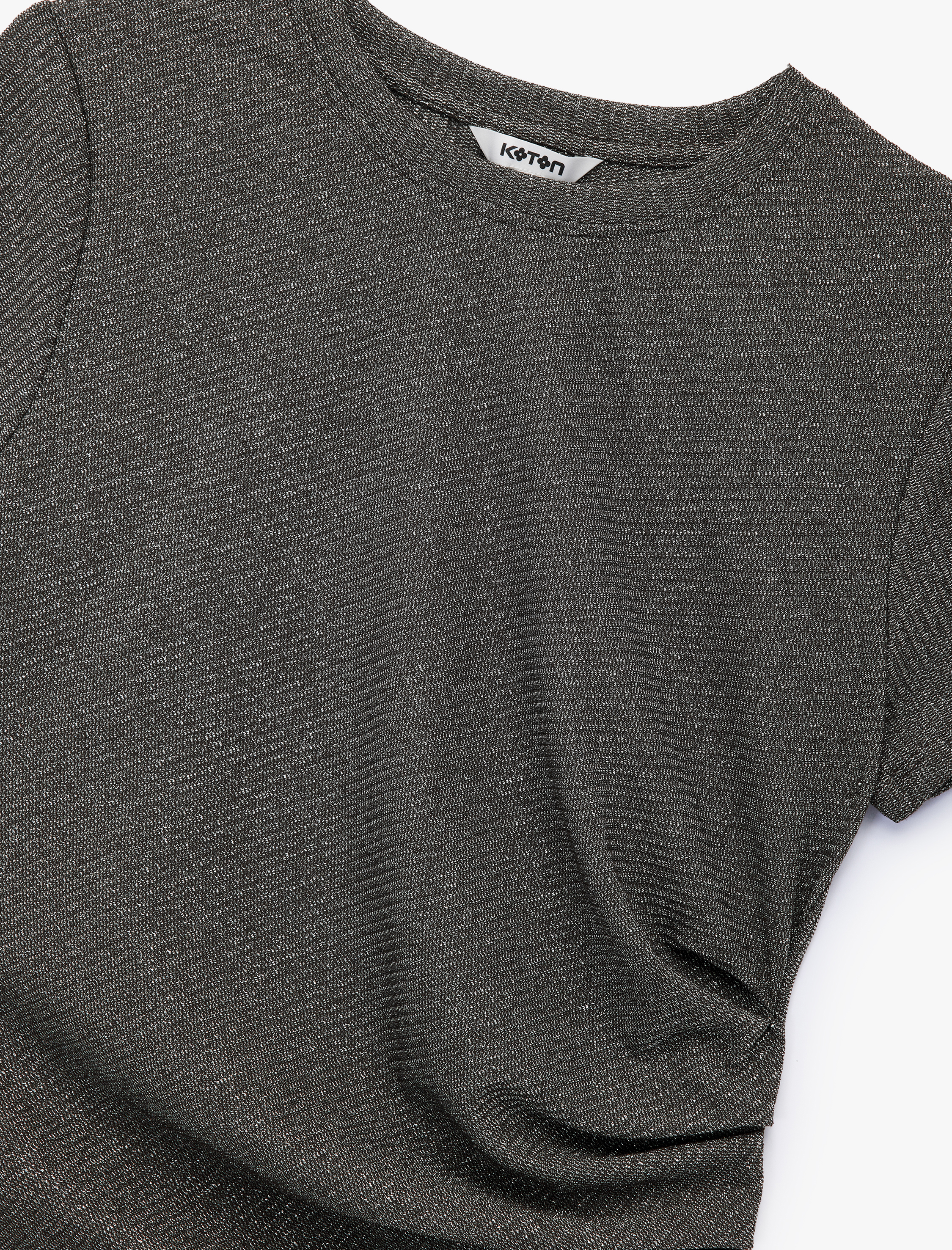 Drape Detaylı Kısa Kollu Bisiklet Yaka Asimetrik Kesim Simli Tişört