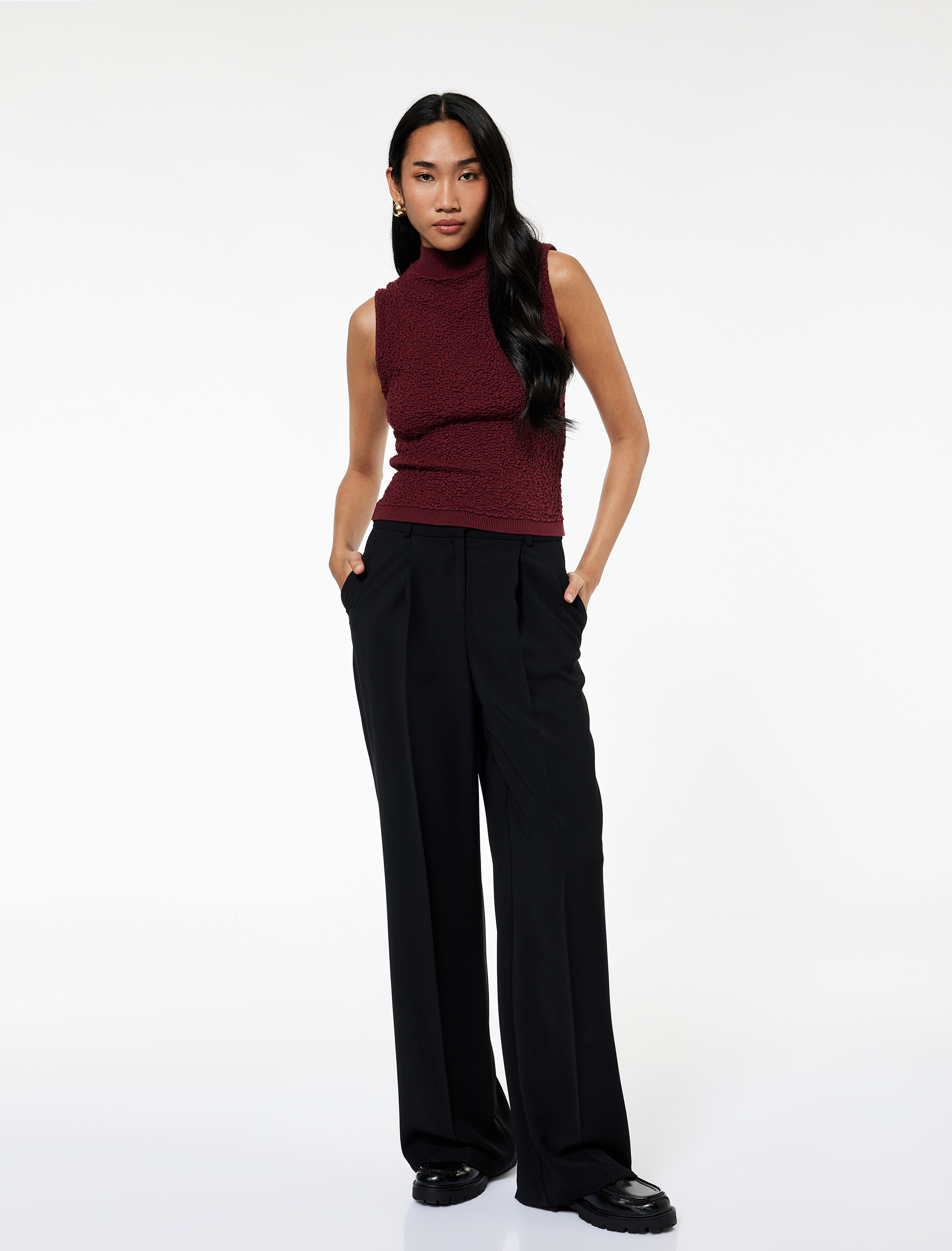 Dik Yaka Dokulu Kolsuz Triko Bluz