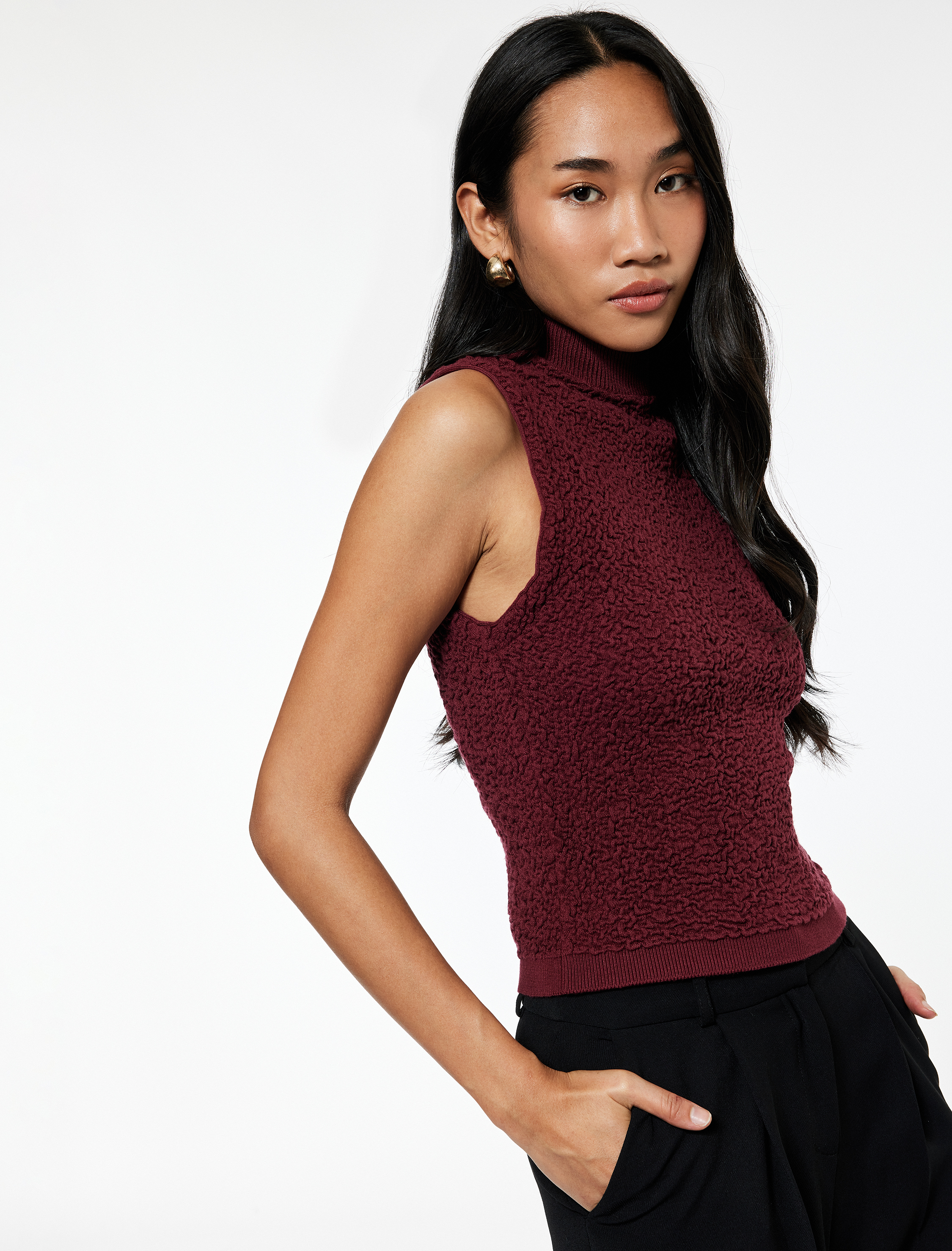 Dik Yaka Dokulu Kolsuz Triko Bluz