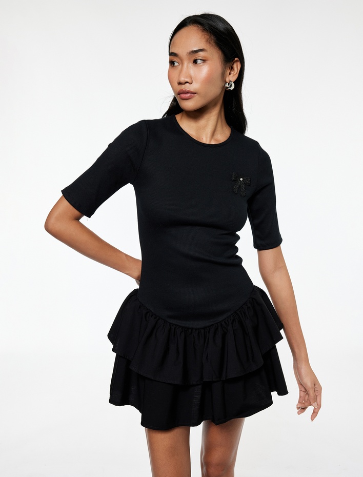  Pamuklu Kaşkorse Fiyonk Broş Detaylı Kısa Kollu Bisiklet Yaka Fırfırlı Mini Elbise