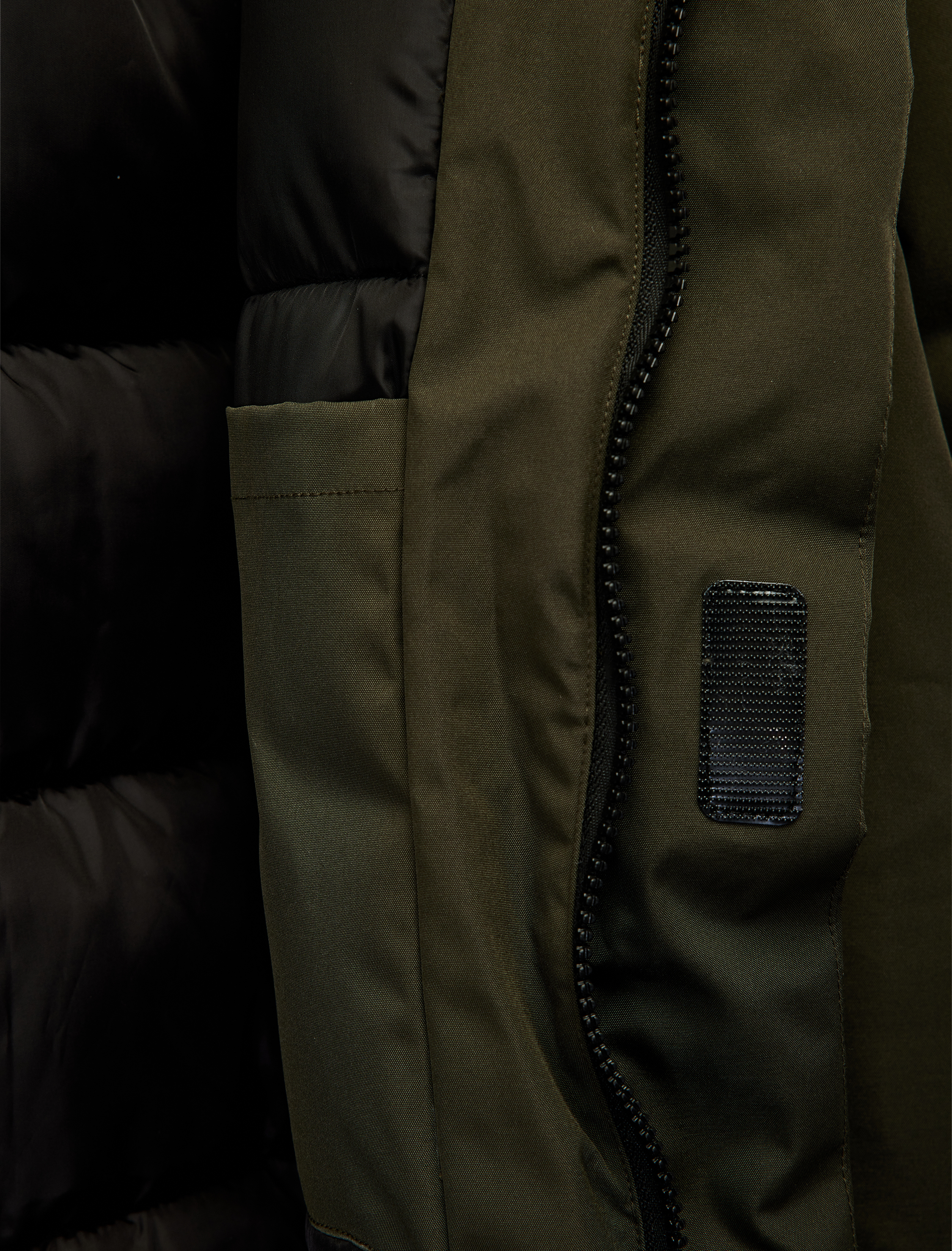   Uzun Kollu Kapaklı Cepli Su İtici Fermuarlı Kapşonlu Kışlık Parka