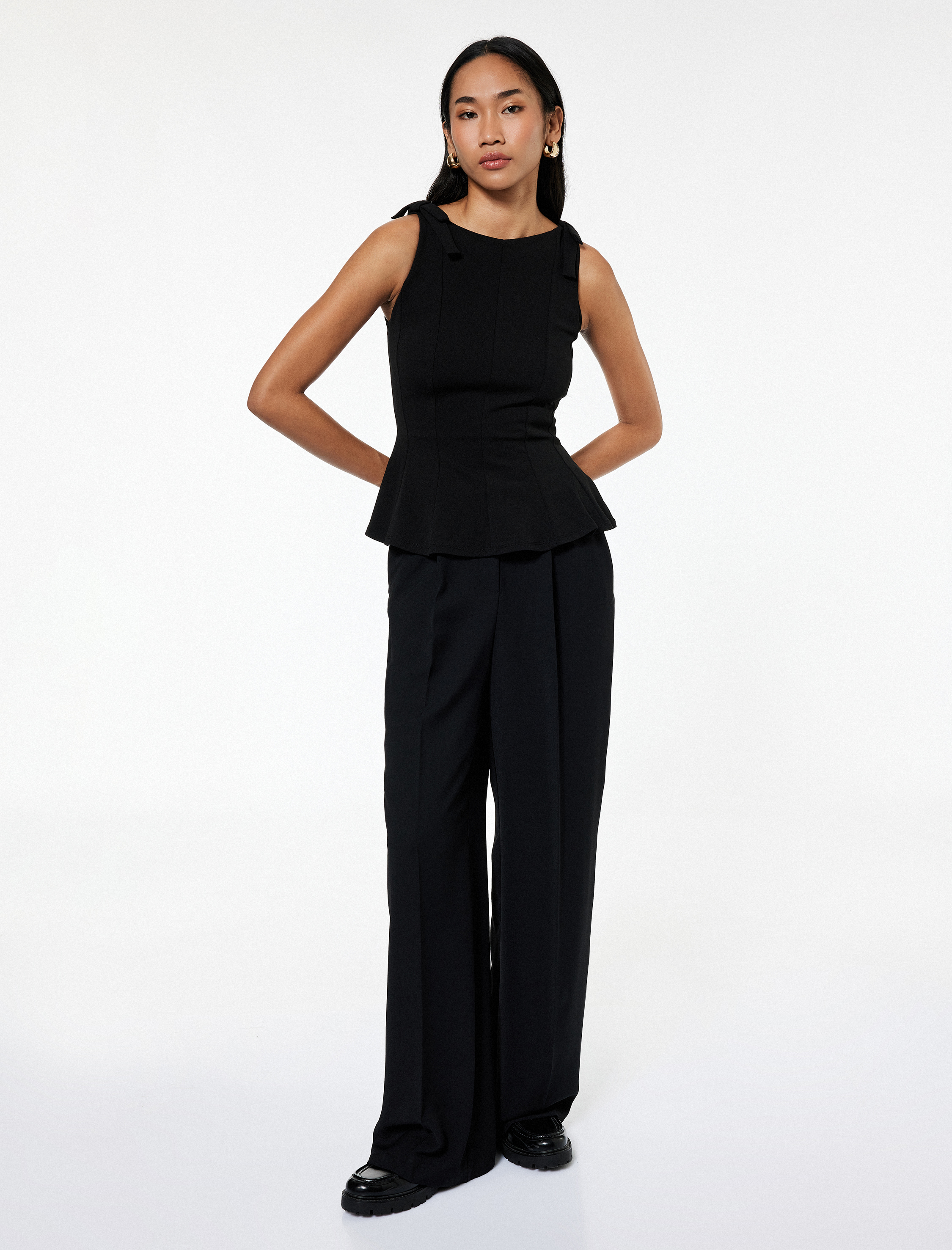   Krep Scuba Kumaş Slim Fit Kolsuz Kayık Yaka Fiyonk Detaylı Peplum Bluz