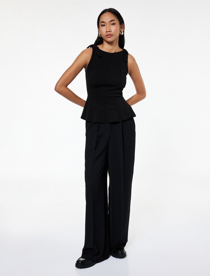  Krep Scuba Kumaş Slim Fit Kolsuz Kayık Yaka Fiyonk Detaylı Peplum Bluz