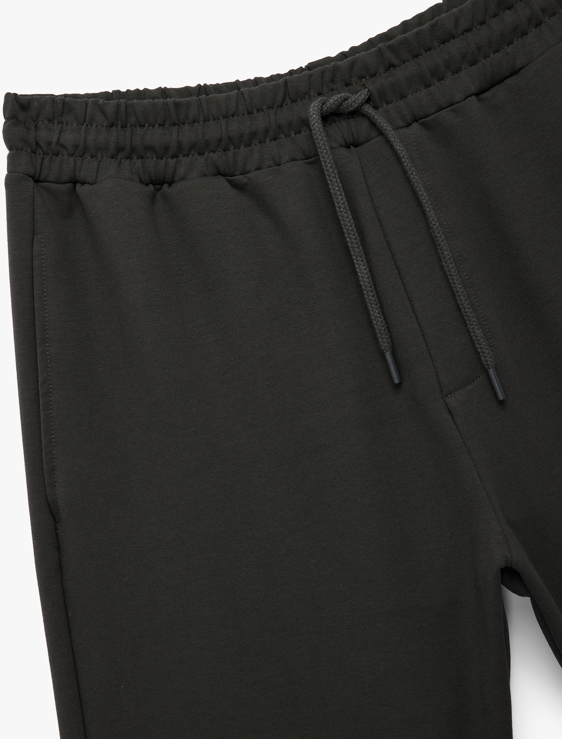   Pamuklu Rahat Kalıp Cep Detaylı Beli Bağcıklı Spor Şort