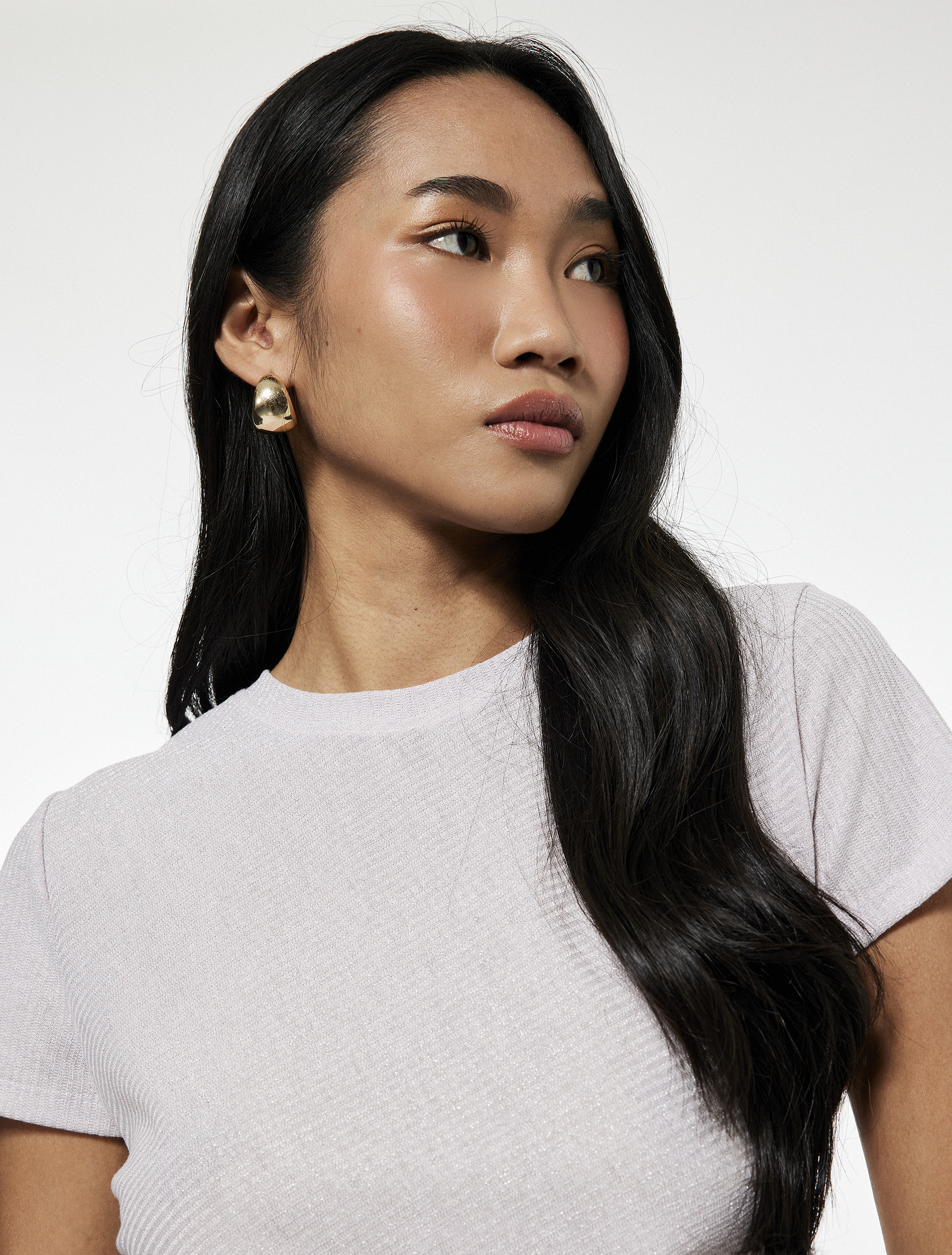   Drape Detaylı Kısa Kollu Bisiklet Yaka Asimetrik Kesim Simli Tişört