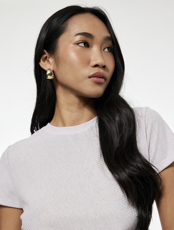  Drape Detaylı Kısa Kollu Bisiklet Yaka Asimetrik Kesim Simli Tişört