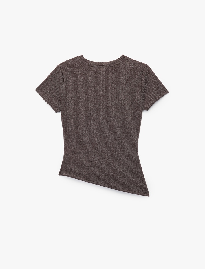  Drape Detaylı Kısa Kollu Bisiklet Yaka Asimetrik Kesim Simli Tişört