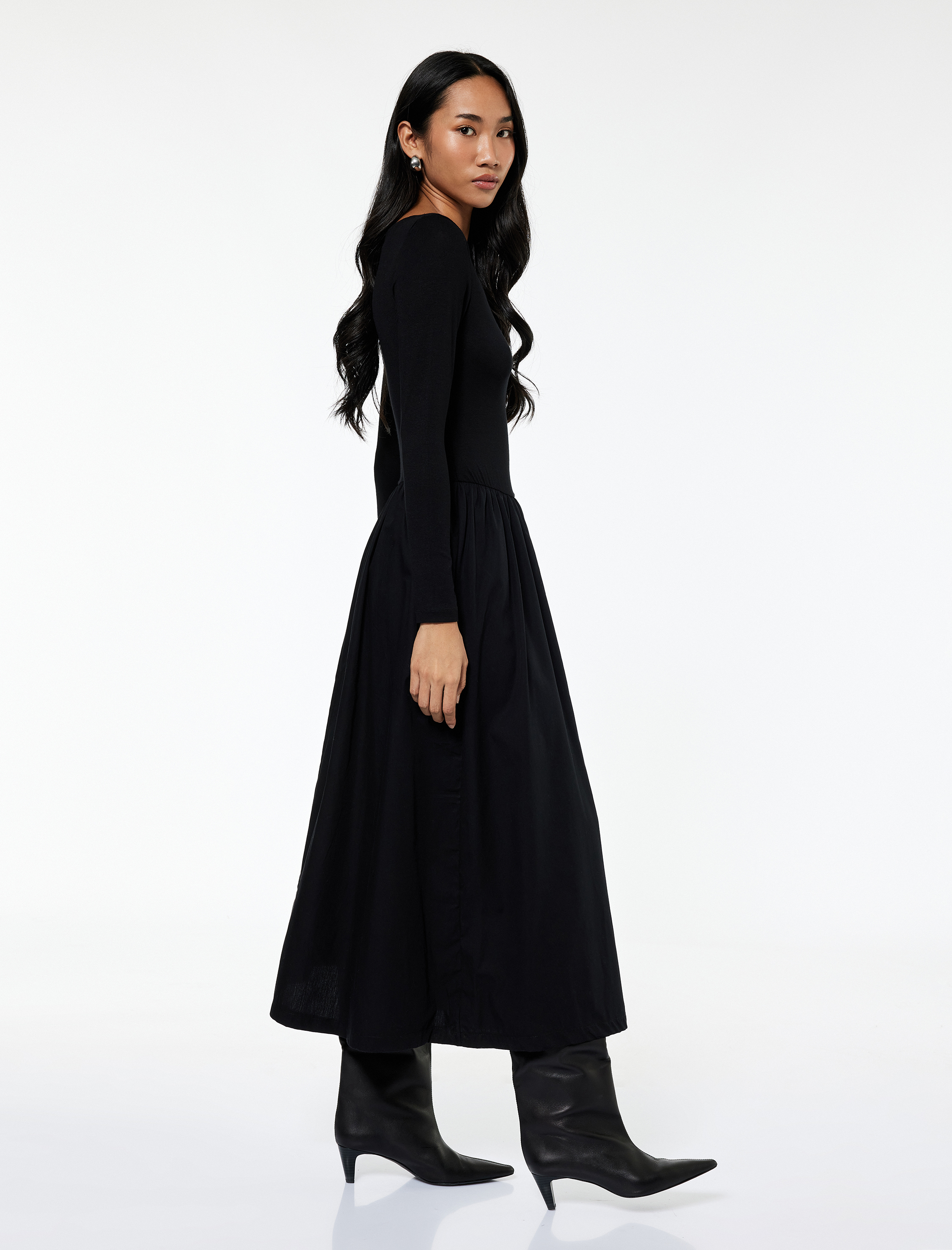   İki Farklı Kumaş Detaylı Uzun Kollu Geniş Yuvarlak Yaka Midi Kloş Elbise