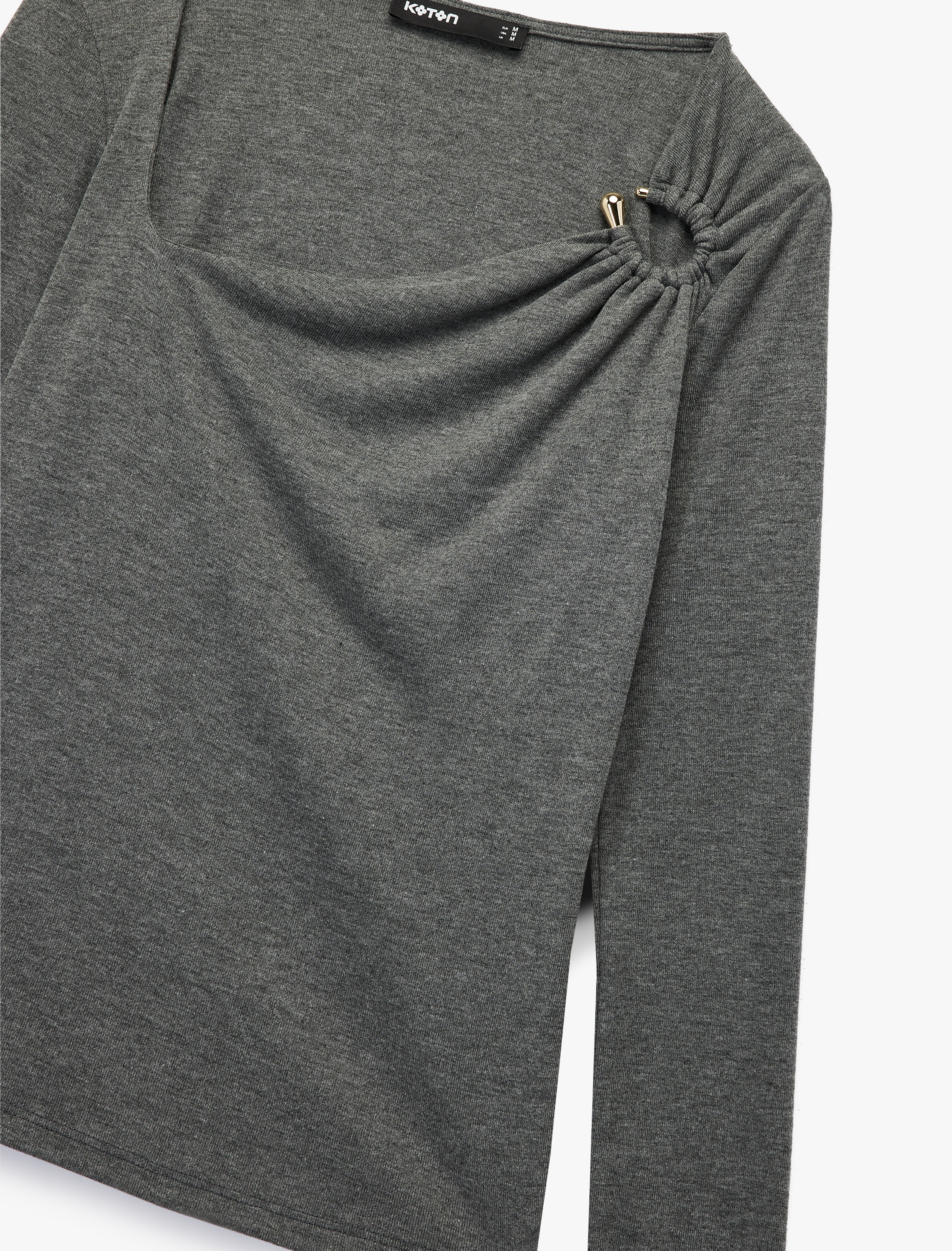   Slim Fit Aksesuar Detaylı Asimetrik Yaka Uzun Kollu Tişört