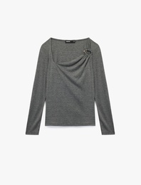 Slim Fit Aksesuar Detaylı Asimetrik Yaka Uzun Kollu Tişört