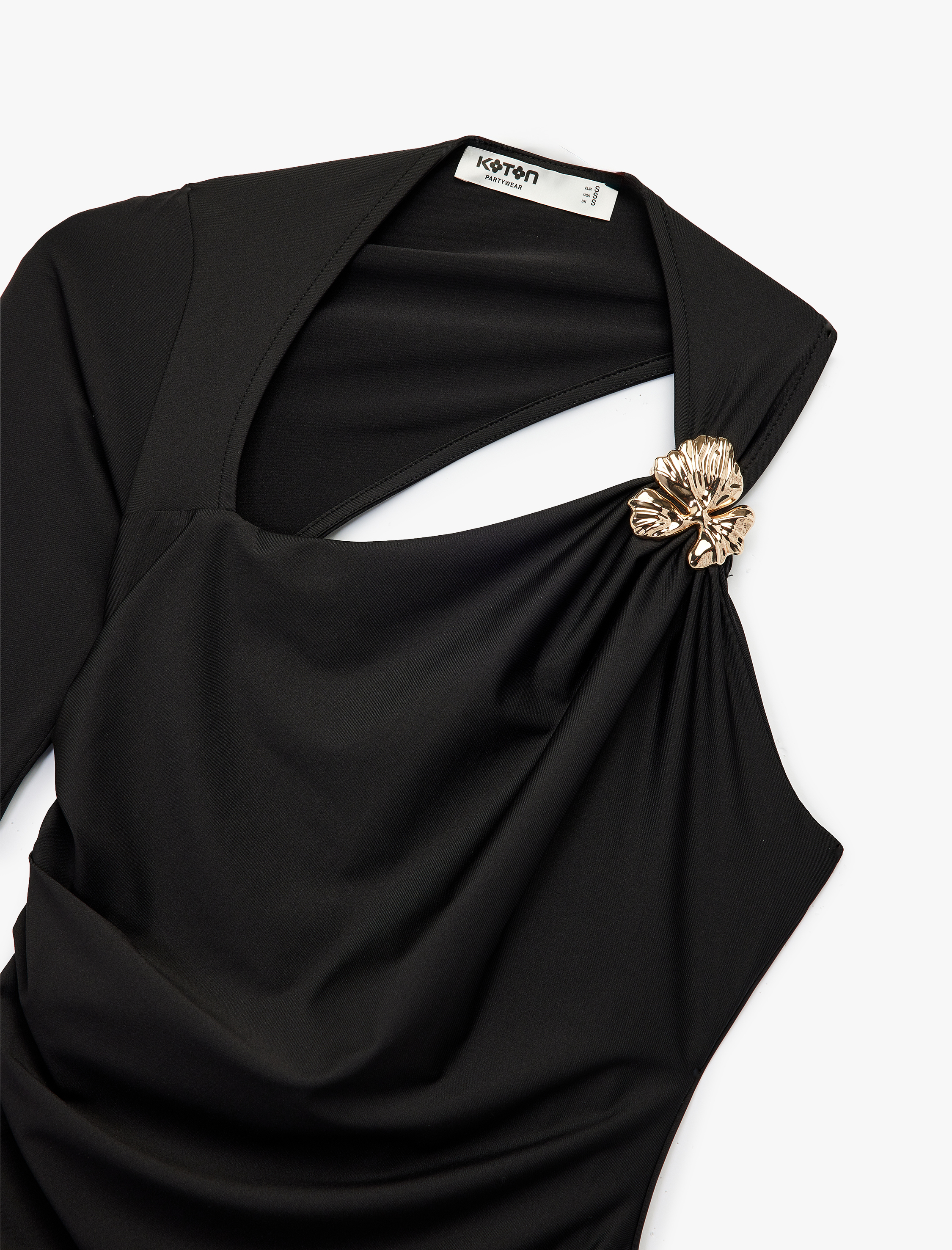   Asimetrik Yaka Pencere Detaylı Uzun Kollu Metal Aksesuarlı Mini Abiye Elbise