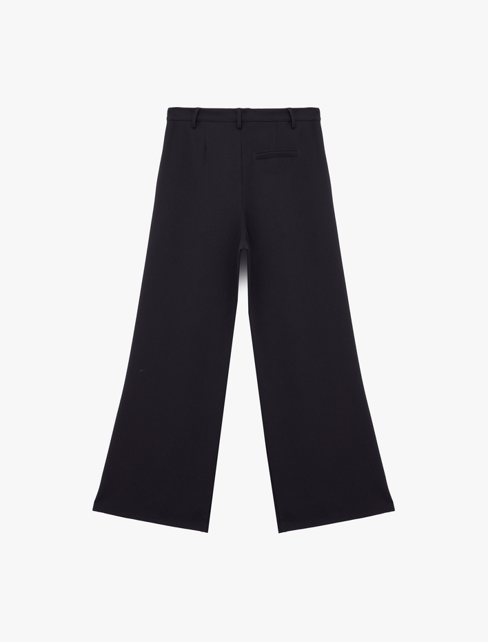  Düğmeli Cep Detaylı Normal Bel Geniş Paça Kumaş Pantolon