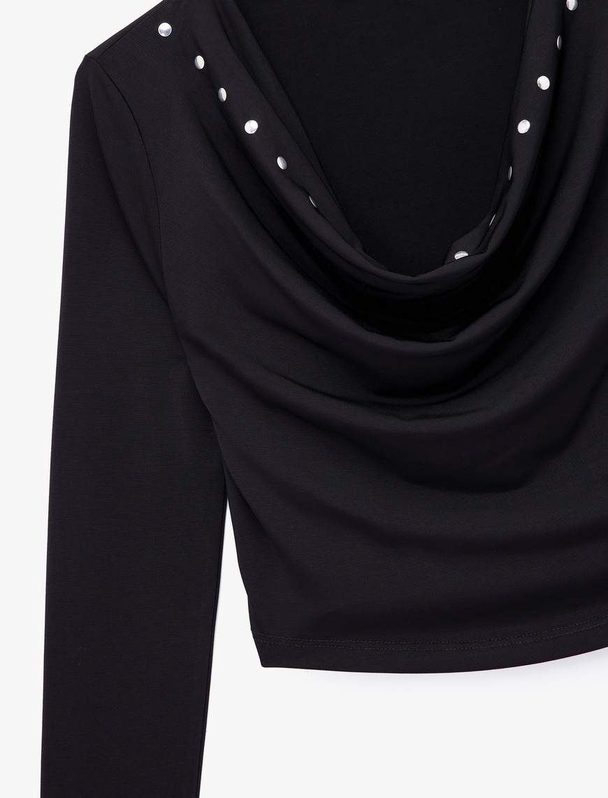   Slim Fit Uzun Kollu Metal Aksesuarlı Degaje Yaka Tişört