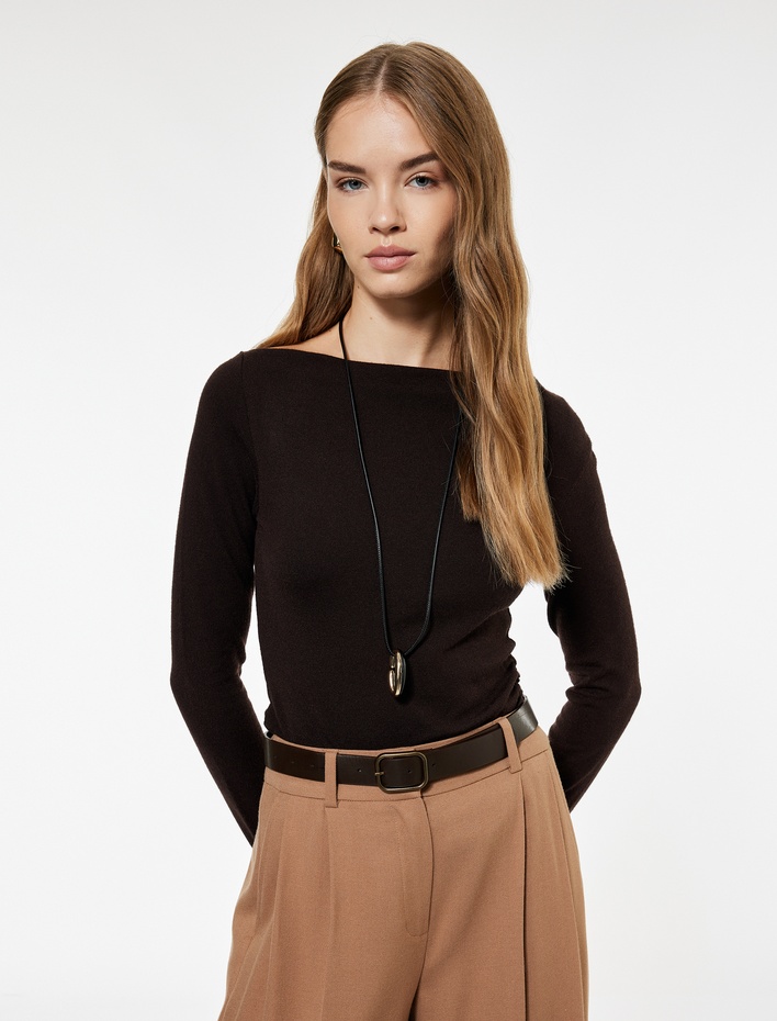  Koton X Sima Tarkan - Asimetrik Kayık Yaka Uzun Kollu Triko Kazak